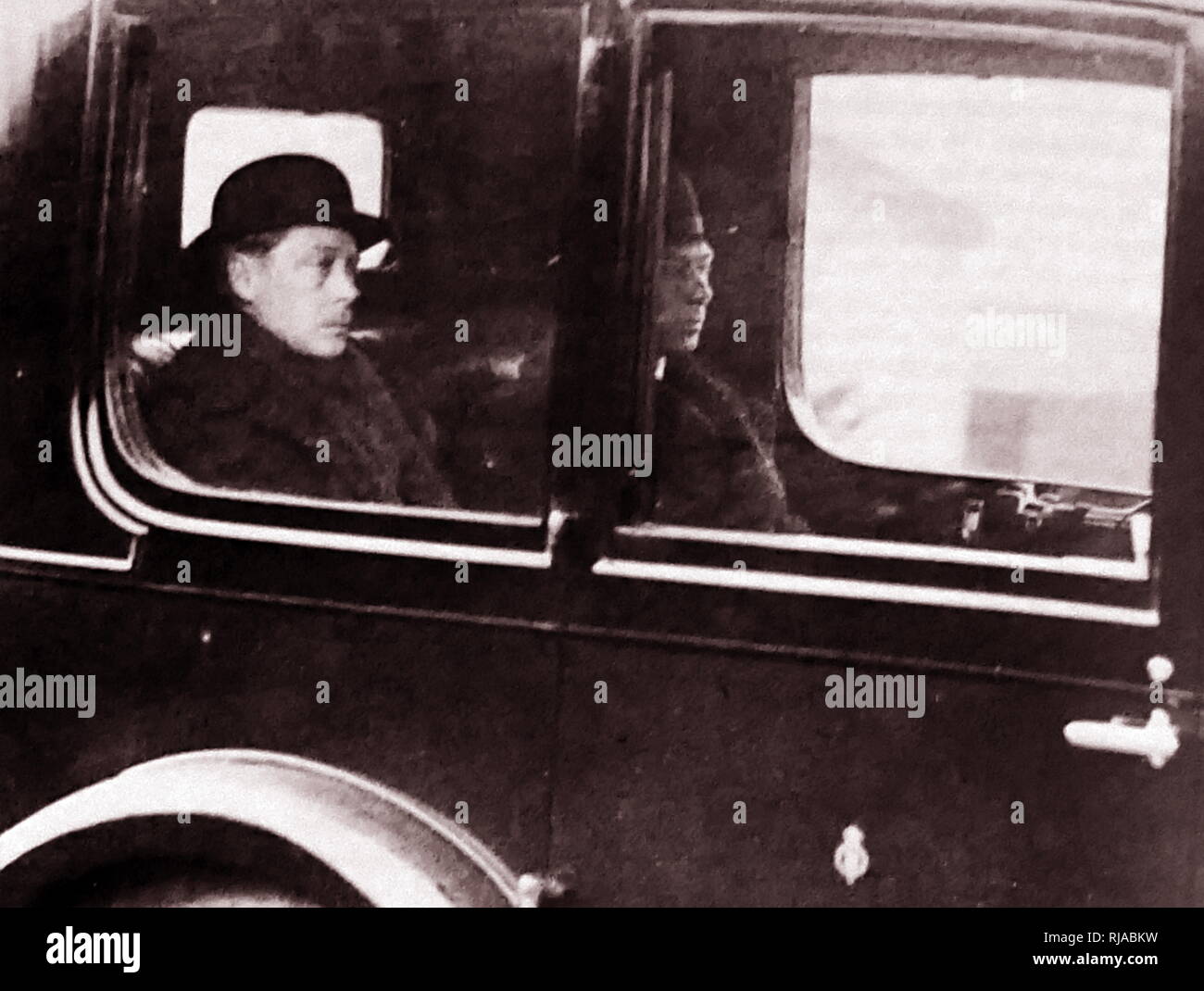 König Edward VIII. mit seinem Bruder (dem späteren König George VI), während der 1936 Abdankung Krise. Diese konstitutionelle Krise in das Britische Empire entstand, als King-Emperor Edward VIII vorgeschlagen, Wallis Simpson, eine US-amerikanische Prominente, die von ihrem ersten Ehemann geschieden wurde und verfolgte die Scheidung von ihrem zweiten zu heiraten. Stockfoto