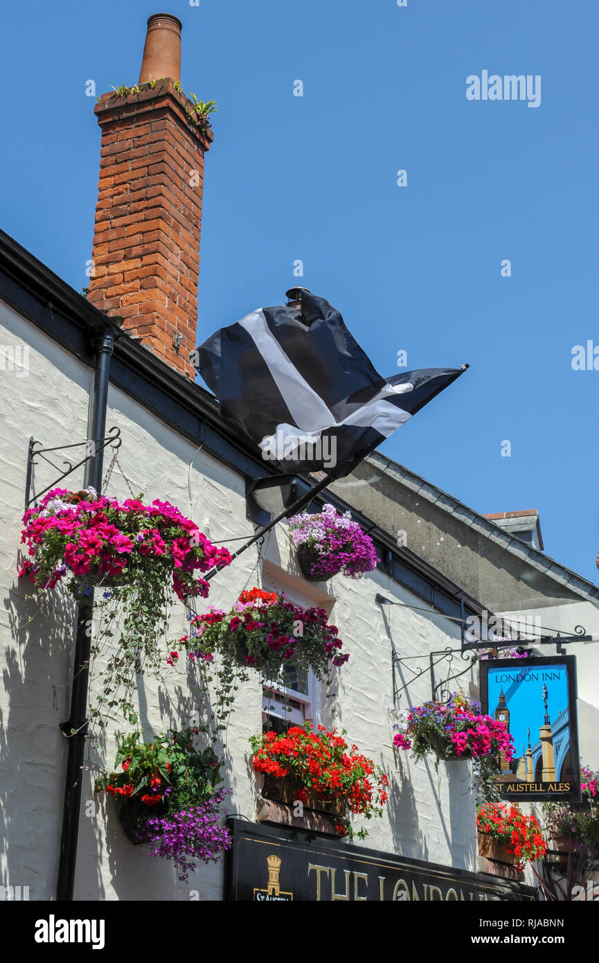 Saint von Piran Fahne, die Fahne von Cornwall, außerhalb einer Kneipe in Padstow, Cornwall, England zu fliegen. Stockfoto