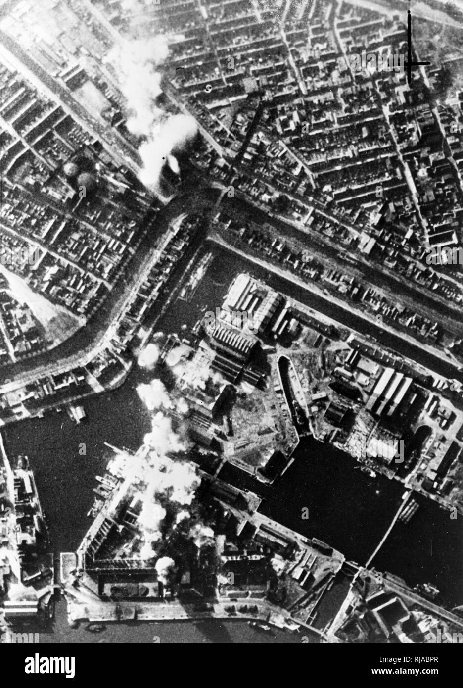 Ventura Flugzeuge der Royal Air Force Bomber Command, die von Kämpfern begleitet, führte eine Tageslicht Angriff auf die Royal Dutch Hochöfen und Stahlwerke in Ijmuiden, Niederlande, am 13. Februar 1943. Weltkrieg zwei Stockfoto