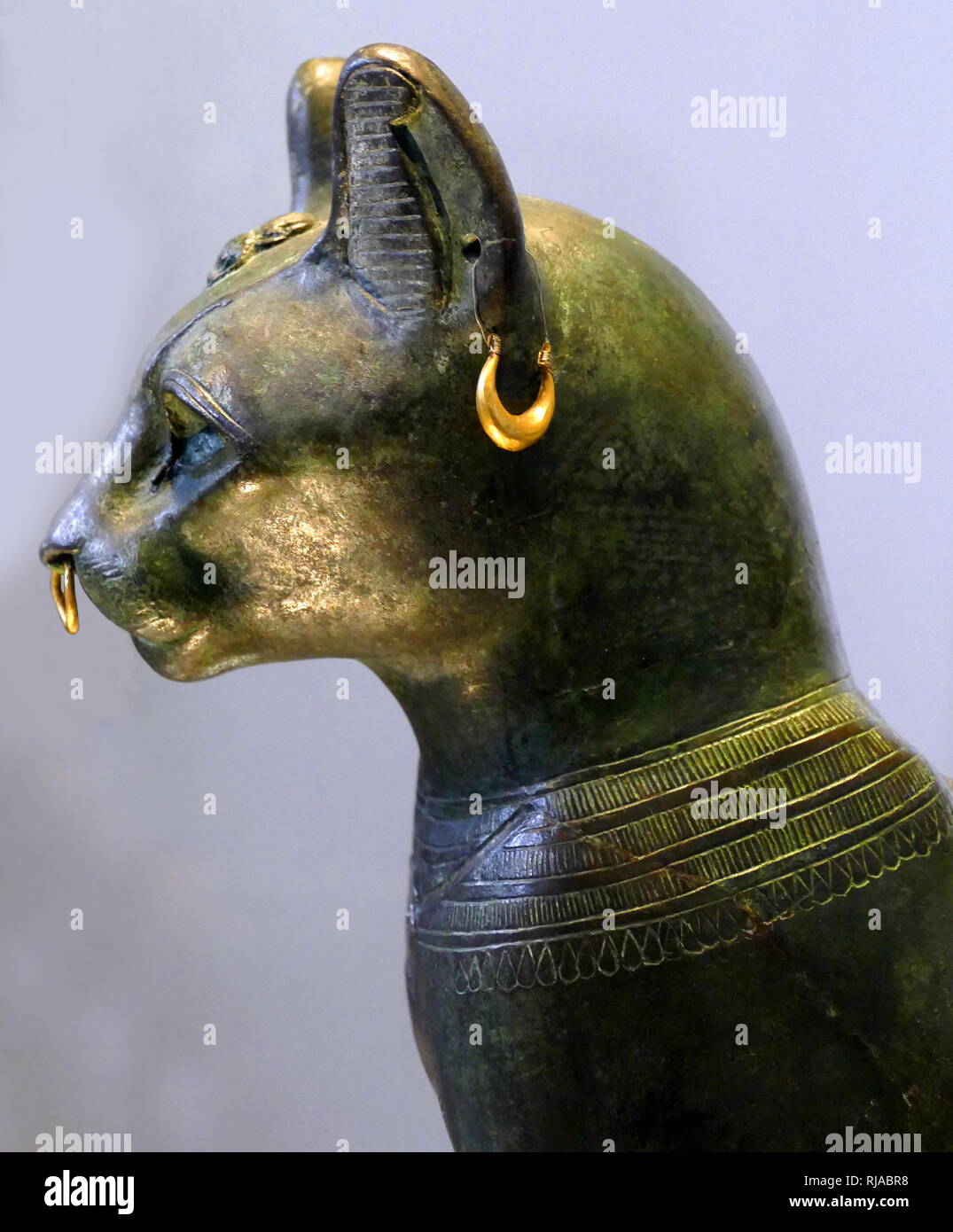 Die gayer-anderson Cat ist eine alte ägyptische Statue einer Katze, die stammt aus dem späten Periode (um 664 - 332 v. Chr.). Es ist aus Bronze, mit goldenen Verzierungen. Die Skulptur ist als Gayer-Anderson Katze nach Major Robert Grenville Gayer-Anderson. Die Katze trägt Schmuck und eine schützende wadjet Amulett. Ein skarabäus erscheint auf dem Kopf und einem geflügelten Skarabäus ist auf der Brust dargestellt. Stockfoto