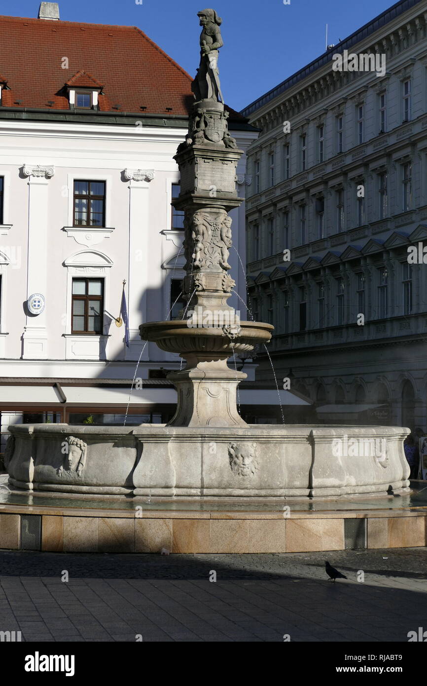 Kunstvolle Brunnen in Bratislava, der Hauptstadt der Slowakei. Mit einer Bevölkerung von etwa 450.000, es ist eine der kleineren Hauptstädten Europas, aber immer noch die größte Stadt des Landes. Stockfoto