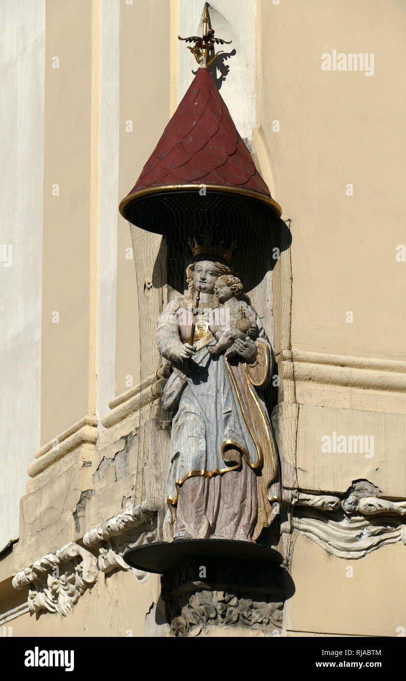 Traditionelle Kirche Architektur, in Bratislava, die Hauptstadt der Slowakei. Mit einer Bevölkerung von etwa 450.000, es ist eine der kleineren Hauptstädten Europas, aber immer noch die größte Stadt des Landes. Stockfoto