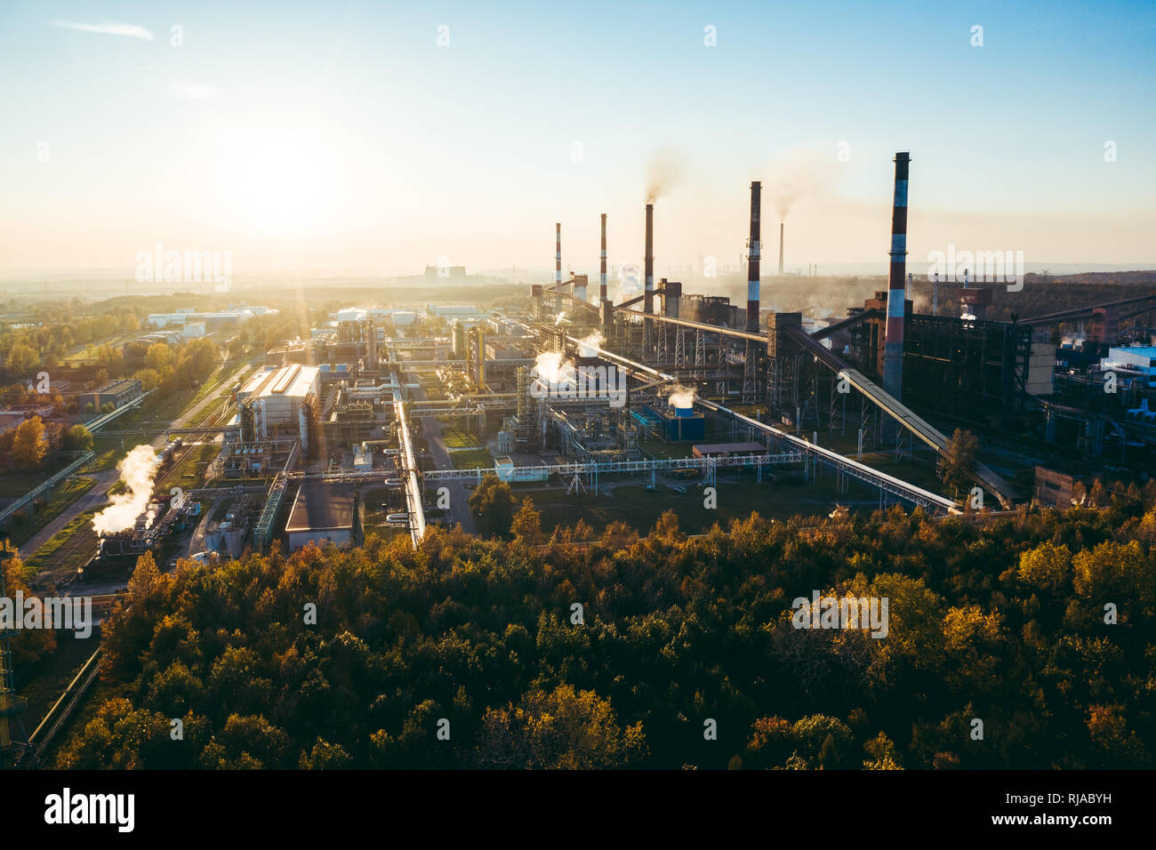 Industrielle Landschaft mit starker Verschmutzung durch eine große Fabrik produziert Stockfoto