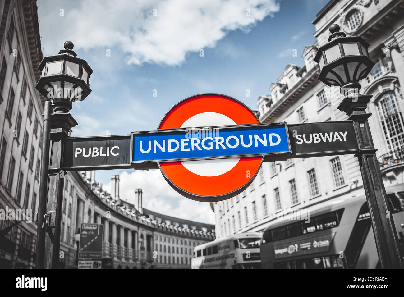 LONDON, UK, 19. Mai 2017: Londons berühmten U-Schild über dem Eingang zum Bahnhof gelegen. Stockfoto