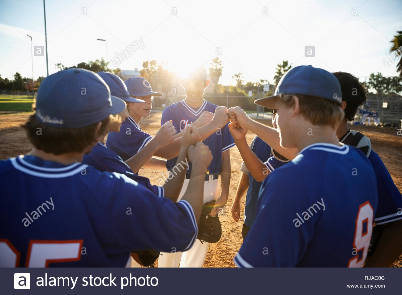 Baseball Spieler beitreten Fäuste in Unordnung an sonnigen Feld Stockfoto