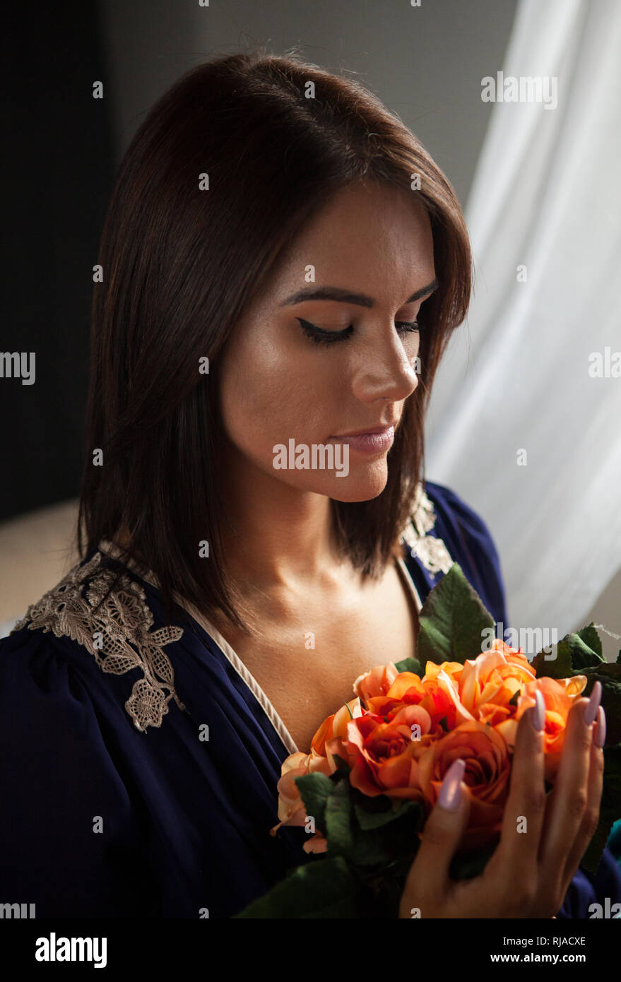 Dame mit glattem Haar mit Blumen Stockfoto