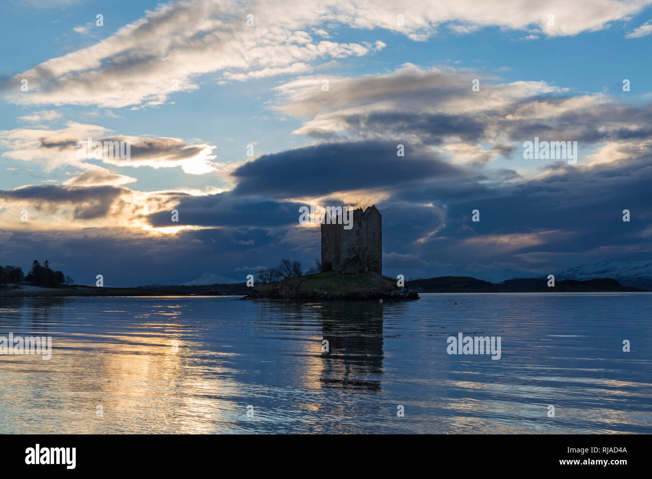 Stalker schloss mit Reflexion auf Loch Laich, ein Eingang aus Loch Linnhe bei Dämmerung, Highlands, Schottland mit Schnee bedeckte Berge, Winter Stockfoto