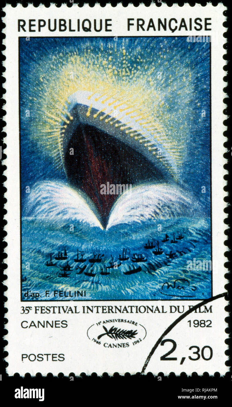 Französische Briefmarke, die das offizielle Plakat des 35. Filmfestival von Cannes, adaptiert von einem ursprünglichen Zeichnung von den italienischen Regisseur Federico Fellini. 1982 Stockfoto