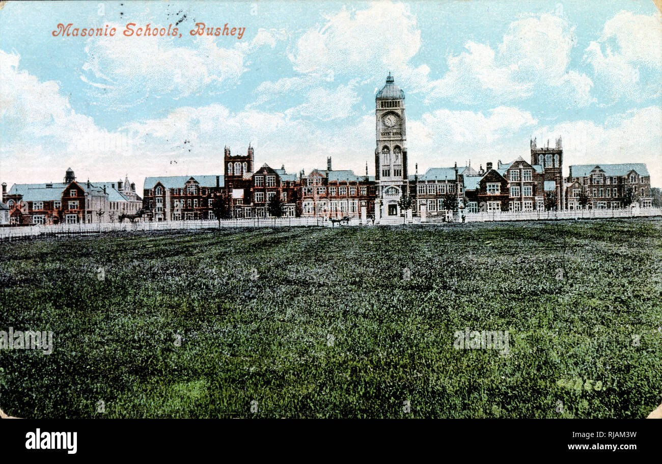 Postkarte mit der Darstellung der Royal Masonic School für Jungen war eine unabhängige Schule für Jungen in England. Von 1798 Nächstenliebe wurden für Kleidung und Erziehung der Söhne der bedürftigen Freimaurern. Sie ursprünglich Ausbildung, indem sie sie zu den Schulen in der Nähe zu ihren Häusern. Eine neue Schule wurde in Bushey, Hertfordshire im Jahre 1903 und einer Junior School wurde auf der anderen Seite der Avenue 1929 hinzugefügt. Stockfoto