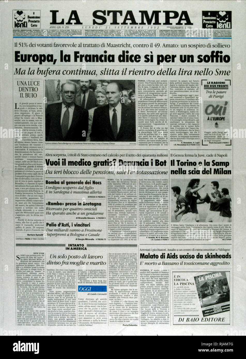 Abdeckung der italienischen Zeitung "La Stampa" über das Referendum über den Vertrag von Maastricht, in Frankreich statt, im September 1992. Es wurde von nur 51% der Wähler. Das Ergebnis des Referendums, als "Petit oui'' bekannt, zusammen mit der dänischen "Nein" Stimmen als Signale für das Ende der "permissiven Konsens zu sein'' über die Europäische Integration, die in den meisten kontinentalen Europa bis dahin bestanden hatte. Von diesem Punkt an Fragen der europäischen Integration wurden mit viel größere Kontrolle über viel von Europa, und offenkundiger euro Skepsis den Vordergrund. Nur Fra Stockfoto