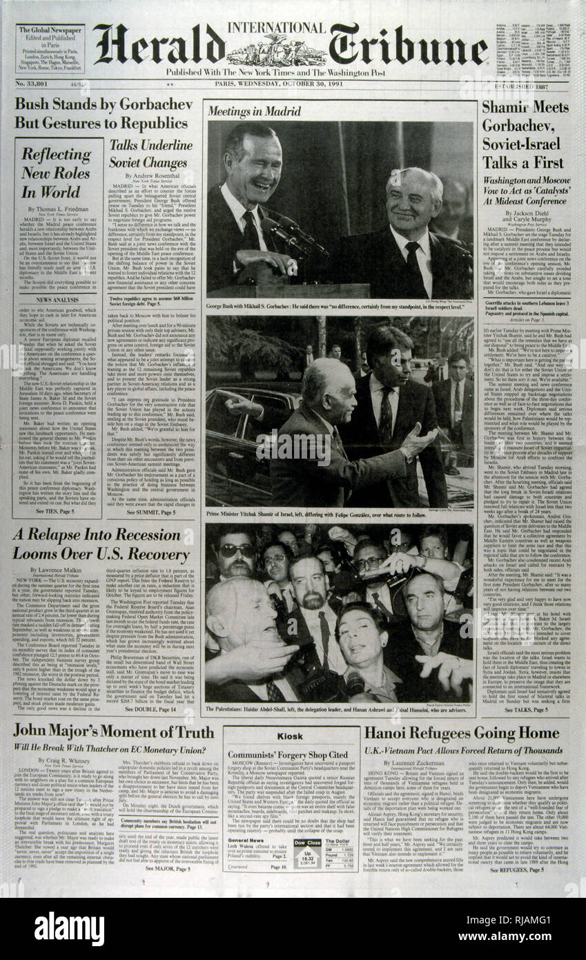Titelseite der amerikanischen Publikation "Herald Tribune" Berichterstattung über den schwächeren Position von Gorbatschow in der UDSSR und auf der Konferenz von Madrid 1991; eine Friedenskonferenz, vom 30. Oktober bis 1. November 1991 in Madrid stattfand, bewirtet durch Spanien und Co -, die durch die Vereinigten Staaten und die Sowjetunion gefördert. Es war der Versuch, die von der internationalen Gemeinschaft den israelisch-palästinensischen Friedensprozess durch Verhandlungen mit Israel und den Palästinensern sowie den arabischen Ländern, darunter Jordanien, Libanon und Syrien wieder zu beleben. Stockfoto