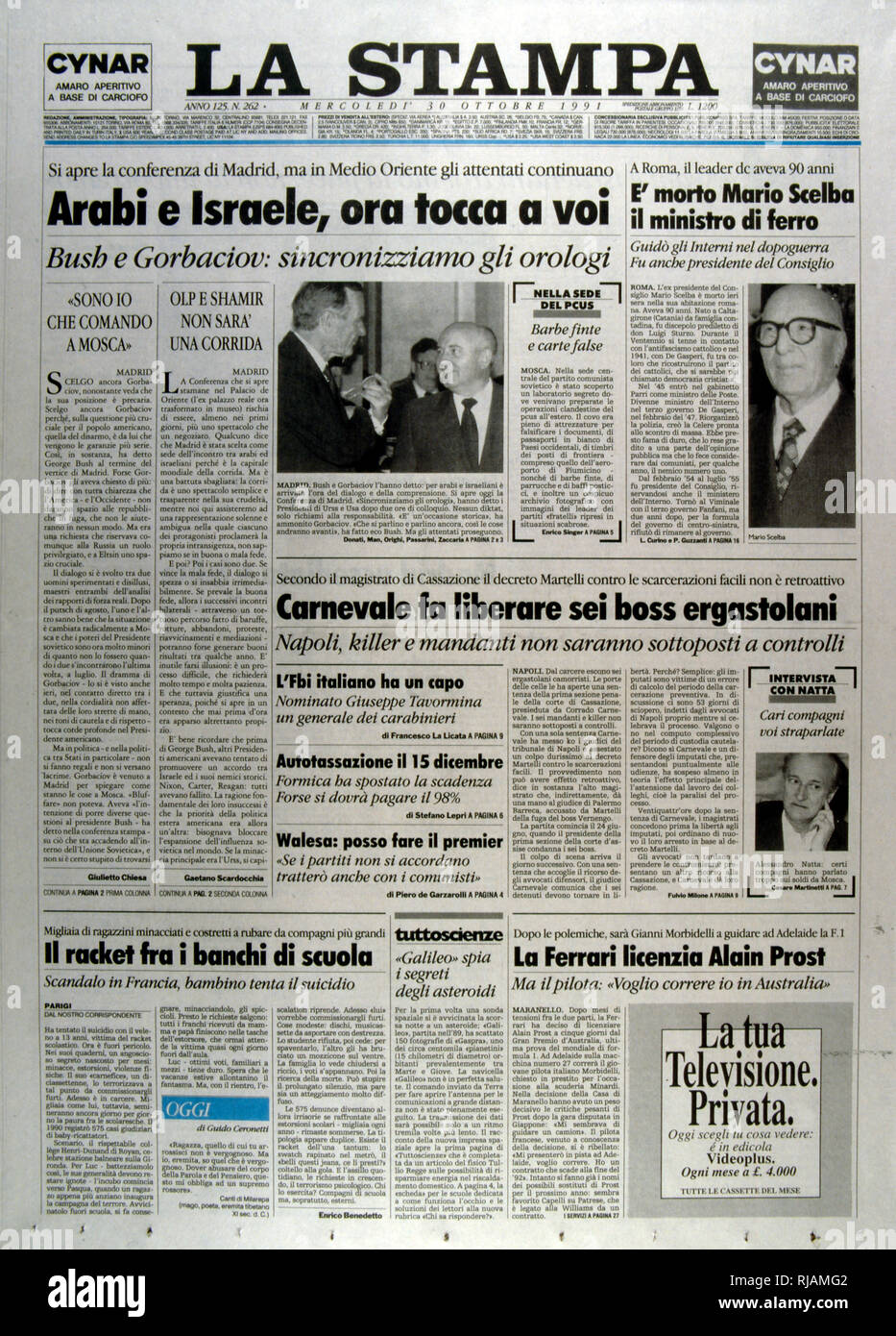 Vordere Seite der italienischen Publikation "La Stampa" Berichterstattung über den schwächeren Position von Gorbatschow in der UDSSR und auf der Konferenz von Madrid 1991; eine Friedenskonferenz, vom 30. Oktober bis 1. November 1991 in Madrid stattfand, bewirtet durch Spanien und Co -, die durch die Vereinigten Staaten und die Sowjetunion gefördert. Es war der Versuch, die von der internationalen Gemeinschaft den israelisch-palästinensischen Friedensprozess durch Verhandlungen mit Israel und den Palästinensern sowie den arabischen Ländern, darunter Jordanien, Libanon und Syrien wieder zu beleben. Stockfoto