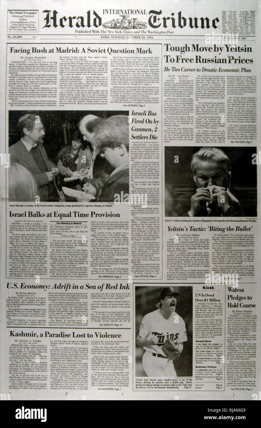 Titelseite der amerikanischen Publikation "Herald Tribune" Berichterstattung über den schwächeren Position von Gorbatschow in der UDSSR und auf der Konferenz von Madrid 1991; eine Friedenskonferenz, vom 30. Oktober bis 1. November 1991 in Madrid stattfand, bewirtet durch Spanien und Co -, die durch die Vereinigten Staaten und die Sowjetunion gefördert. Es war der Versuch, die von der internationalen Gemeinschaft den israelisch-palästinensischen Friedensprozess durch Verhandlungen mit Israel und den Palästinensern sowie den arabischen Ländern, darunter Jordanien, Libanon und Syrien wieder zu beleben. Stockfoto