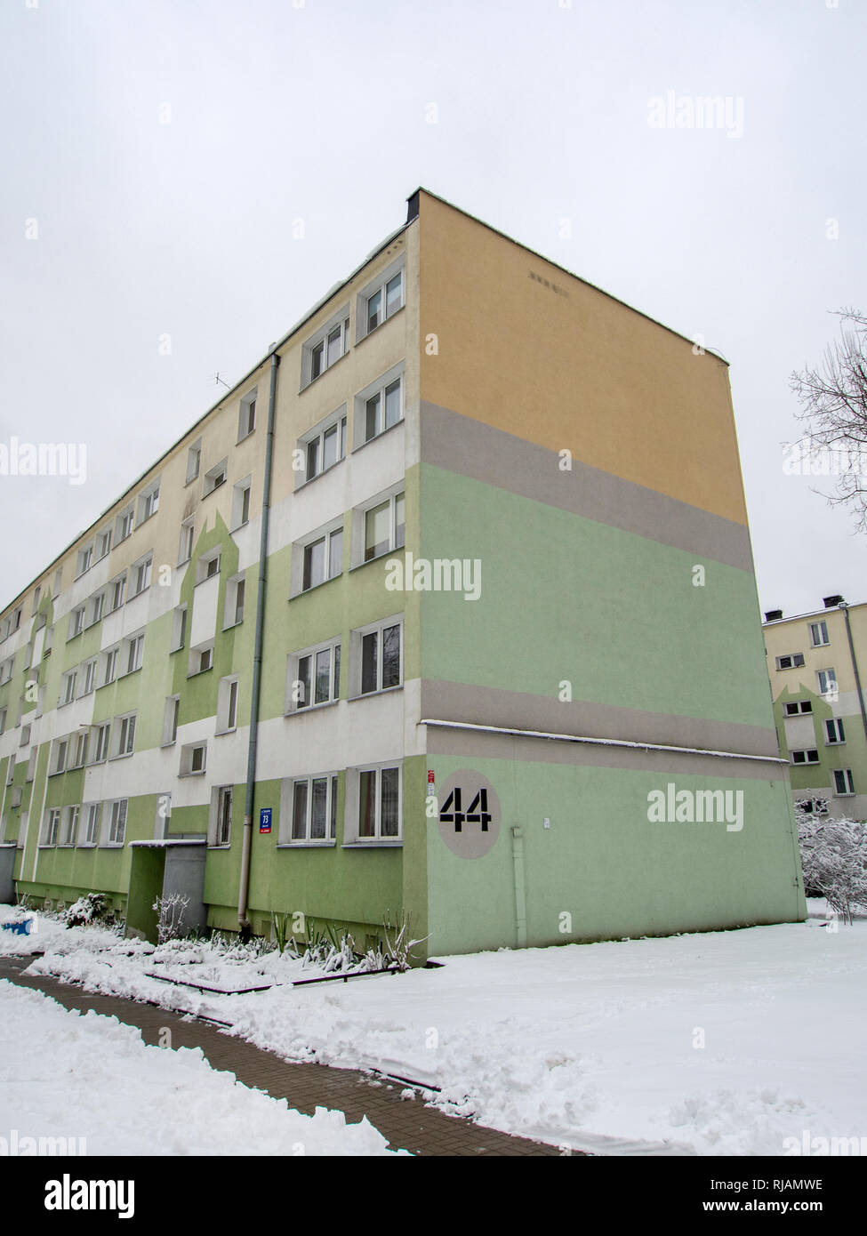 LODZ, Polen - 4. FEBRUAR 2019: ein farbenfrohes Apartment Block in Lodz. Stockfoto