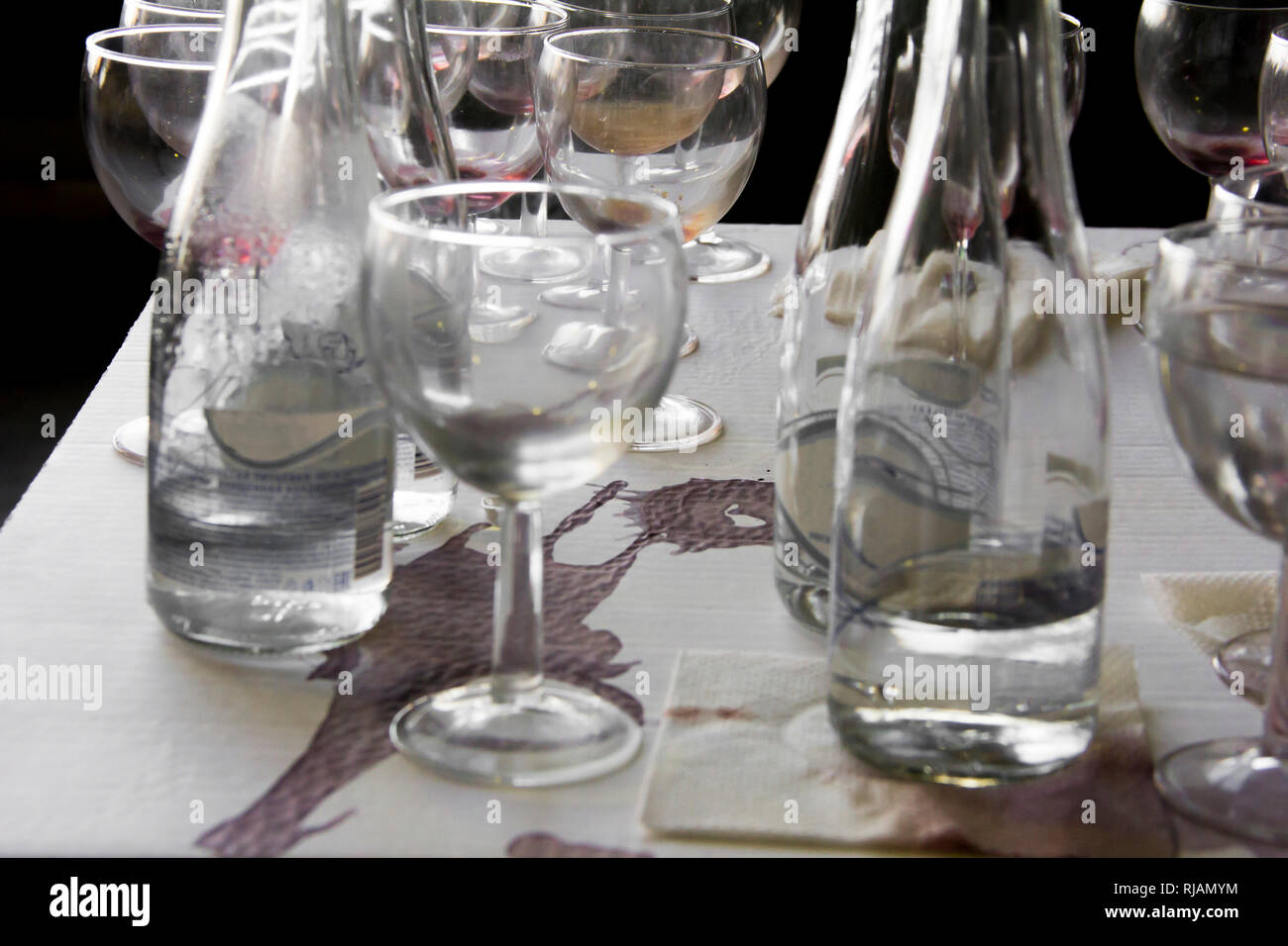 Wein Gläser und Flaschen auf der Tabelle nach der Eröffnung der Ausstellung und Präsentation. Stockfoto