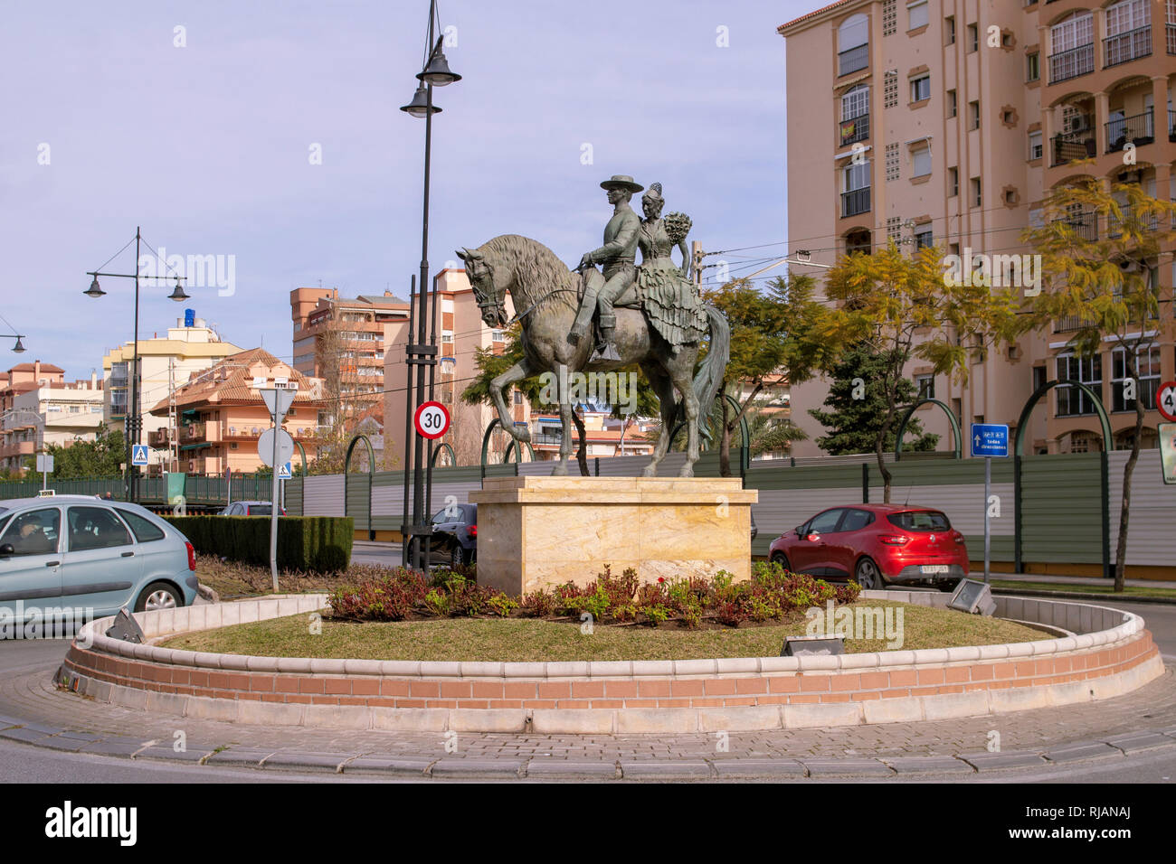 Fuengirola, Spanien. Eine Bronzestatue eines Paares auf einem Pferd, sie reitet Seitensattel auf einem Kreisverkehr in Fuengirola, Spanien. Stockfoto