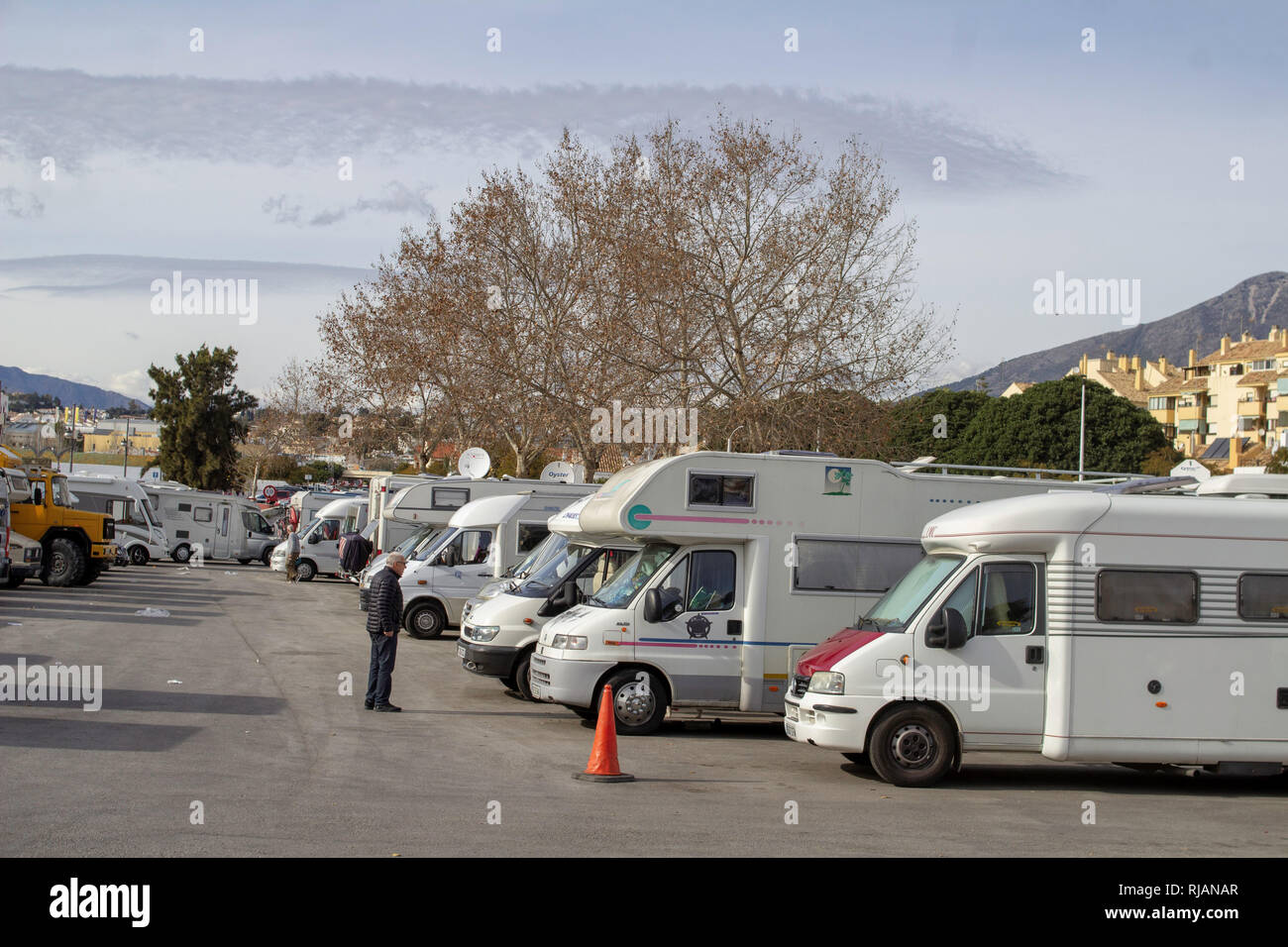 Fuengirola, Spanien. Camper Vans geparkt am Badeort Fuengirola, Spanien., Stockfoto