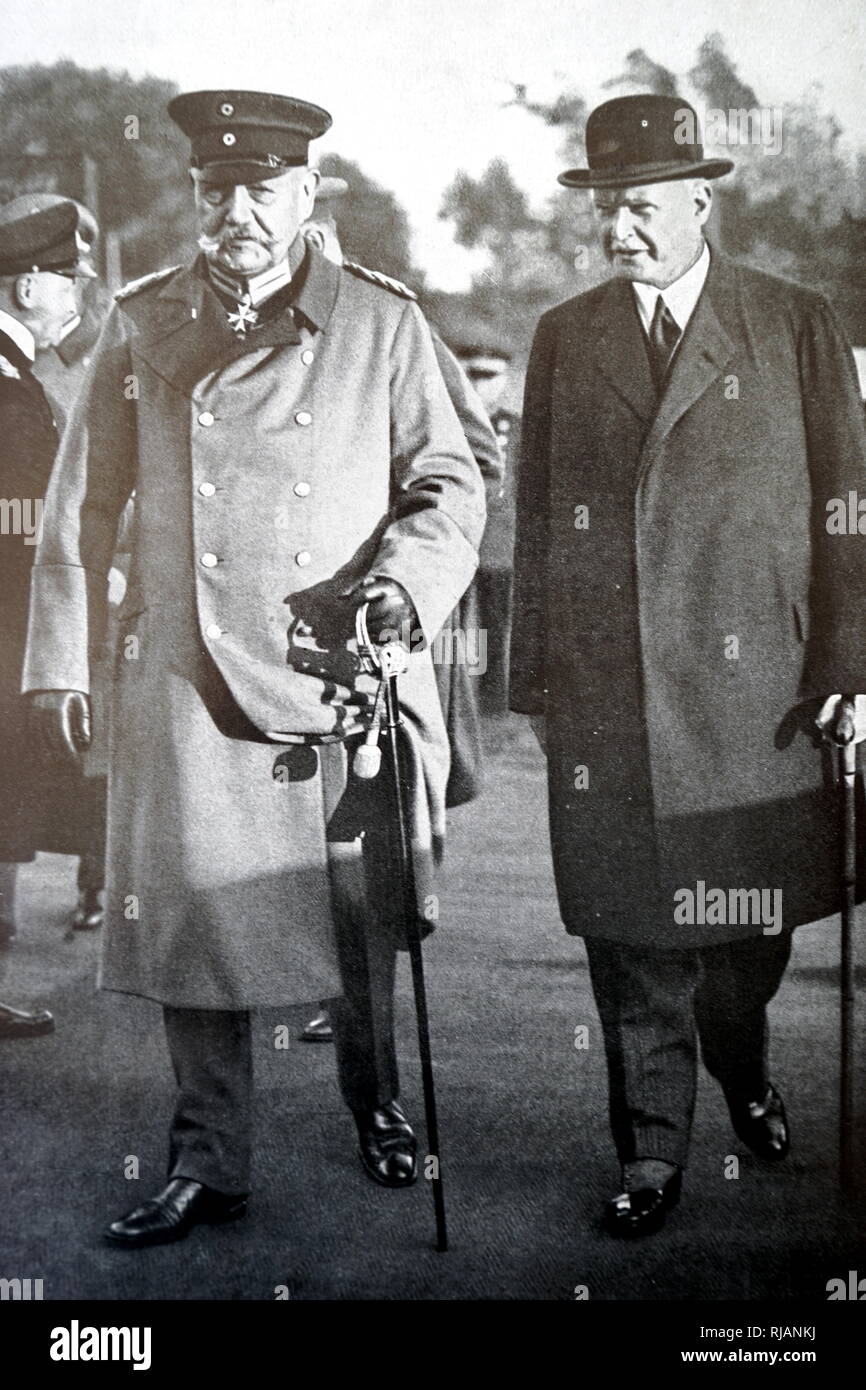 Foto von Paul von Hindenburg und Theodor Lewaldat Sitzung in Bezug auf die Olympischen Spiele 1932 in Los Angeles statt. Paul von Hindenburg (1847-1934) Ein deutscher Offizier, Staatsmann, Politiker und Präsident von Deutschland. Theodor Lewaldat (1860-1947) ein Beamter im Deutschen Reich und eine Exekutive des Internationalen Olympischen Komitees. Vom 20. Jahrhundert. Stockfoto