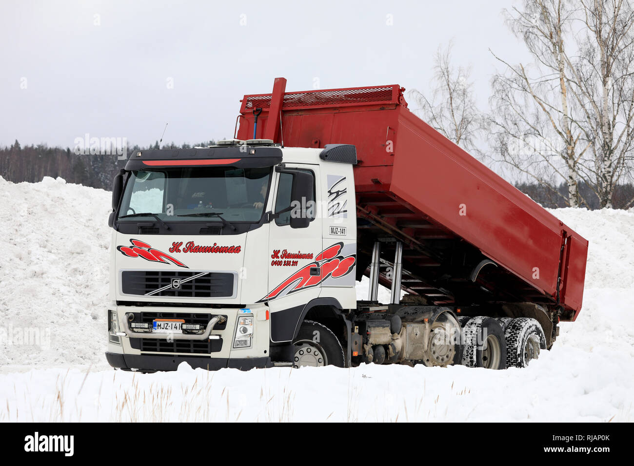 Salo, Finnland - Februar 2, 2019: Volvo FH Kipper entlädt Schnee von den Straßen und Parkplätze an den kommunalen Schnee dumping Bereich geräumt. Stockfoto