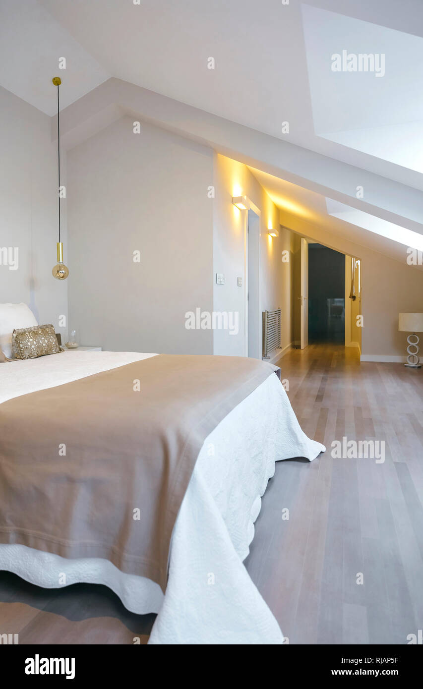 Schlafzimmer mit Queen-Size-Bett mit dem leuchten auf Stockfoto