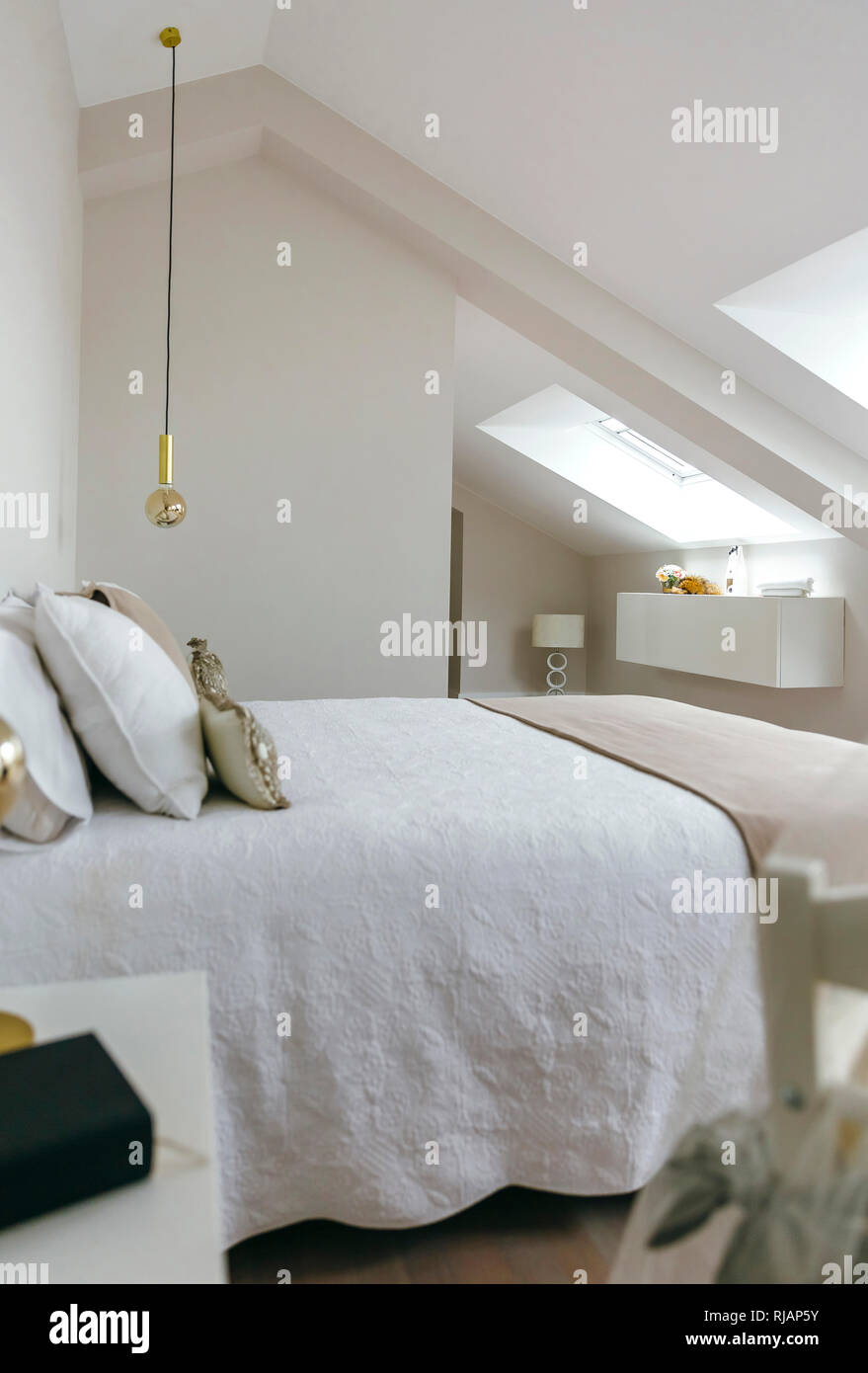 Schlafzimmer mit Doppelbett Stockfoto