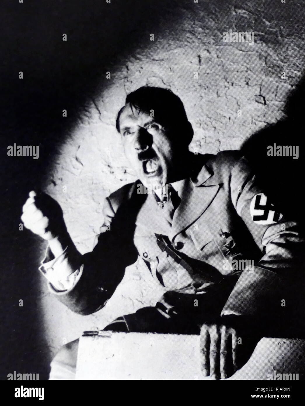 Der seltsame Tod von Adolf Hitler ist ein US-amerikanischer Krieg 1943 Film, unter der Regie von James S. Hogan. Der Film folgt ein Mann, der mit der Ermordung Adolf Hitlers Pläne und seine Identität zu stehlen. Franz Huber (Ludwig Donath), ein österreichischer Schauspieler für seine Verkörperungen von Berühmtheiten bekannt ist, ist von der Gestapo gefangen genommen und gezwungen, plastische Chirurgie durchmachen ein zu stehen für Adolf Hitler. Die Verschwörer planen zu vergiften, Hitler und Huber in seinem Ort Stockfoto