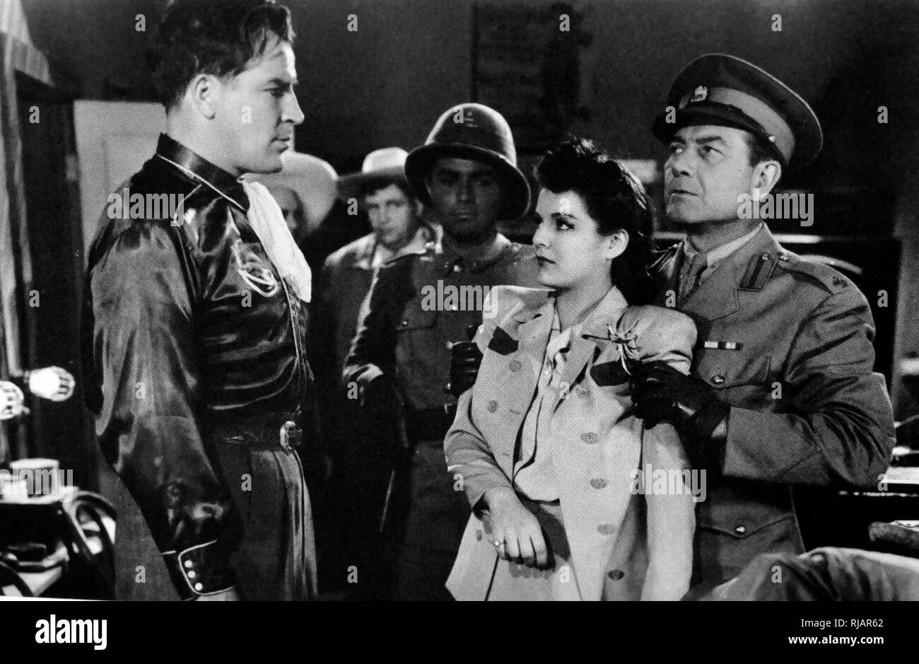 Flucht aus Hong Kong ist eine 1942 amerikanische Comedy Film. Valerie Hale (Marjorie Herrn) ist ein Doppelagent arbeiten für die Briten mit Informationen über einen geheimen Plan für die Verbündeten Tschiang Kai-schek zu helfen stoßen die Achsenmächte aus Hong Kong. Stockfoto