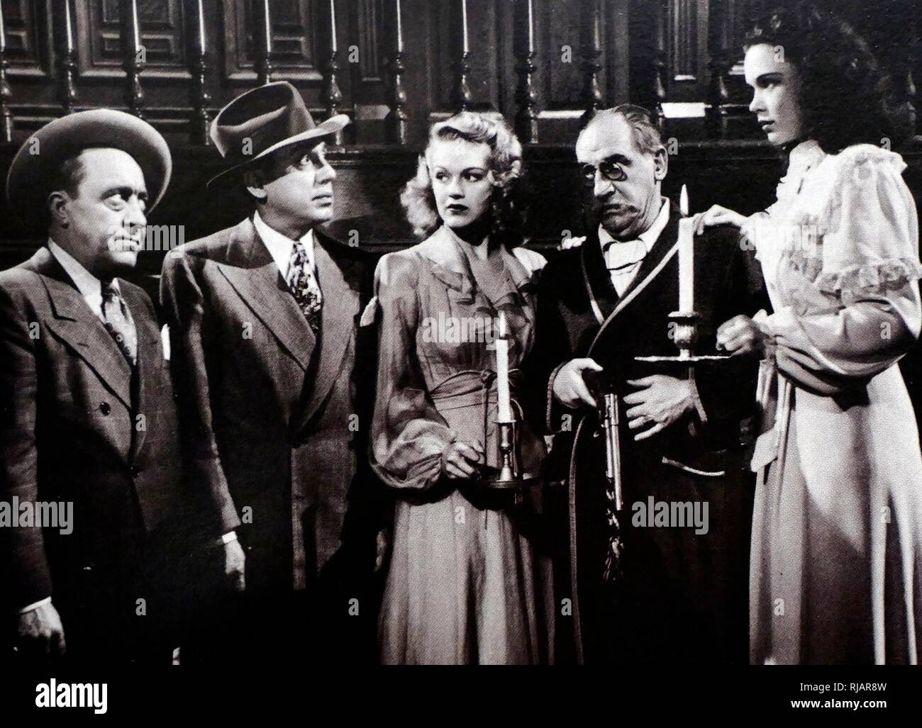 Ghost Catchers ist ein 1944 amerikanische Komödie Horrorfilm. Ole Olson und Chic Johnson sind Nachtclub Besitzer und helfen, ihren Nachbarn loswerden ein altes Haus von Geistern. Ihres Vereins obers Jerry (Leo Carrillo) ist wirklich ein Gangster versuchte die Mieter im Haus zu erschrecken, damit er einen Stash alter Schnaps aus dem Keller stehlen können. Stockfoto