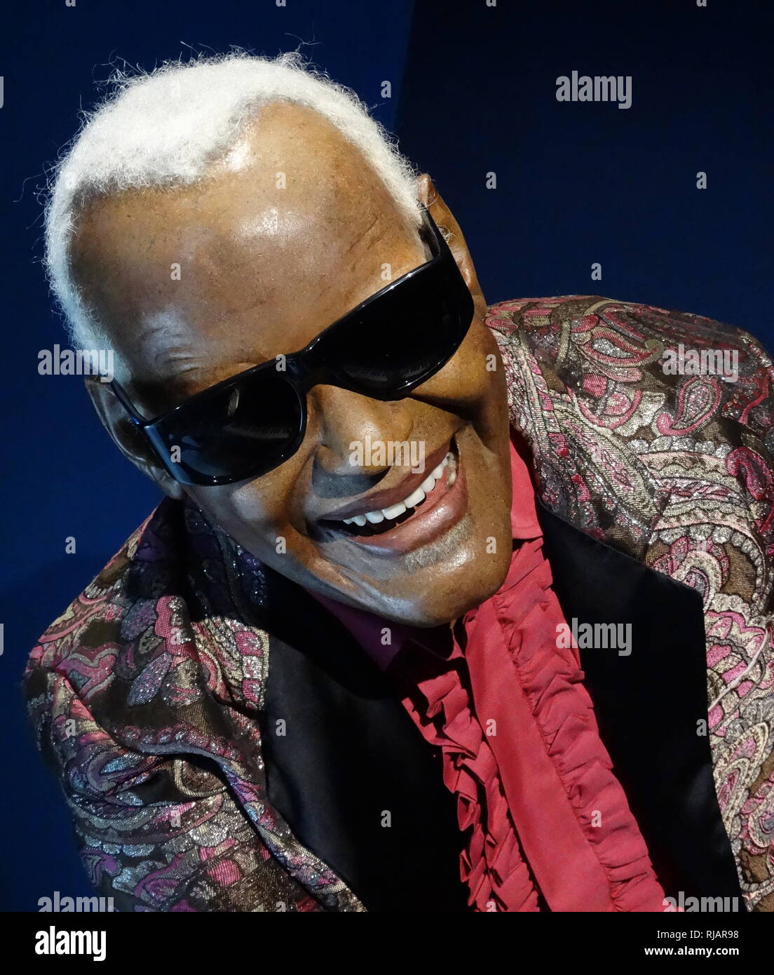 Waxwork Statue von Ray Charles Robinson (1930-2004), professionell, bekannt als Ray Charles, war eine Afro-amerikanische Singer/Songwriter, Musiker und Komponist. Unter Freunden und Musikerkollegen rief Er bevorzugte "Bruder Ray." Er wurde oft als "das Genie." Charles blind war ab dem Alter von sieben bezeichnet. Stockfoto