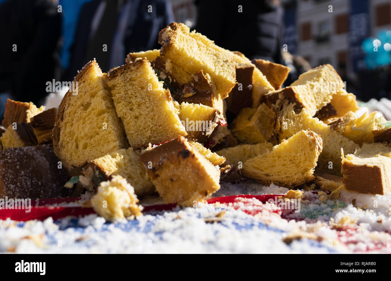 Roscón de Reyes zugunsten der NRO Aldeas Infantiles in Zusammenarbeit mit der Stadtverwaltung von Madrid feiert ein weiteres Jahr in der gedrängten Puerta del Sol Verkostung eine große Roscón de Reyes (runde Kuchen der drei Weisen). Mit: Atmosphäre, Wo: Madrid, Spanien Wann: 05 Jan 2019 Credit: Oscar Gonzalez/WENN.com Stockfoto