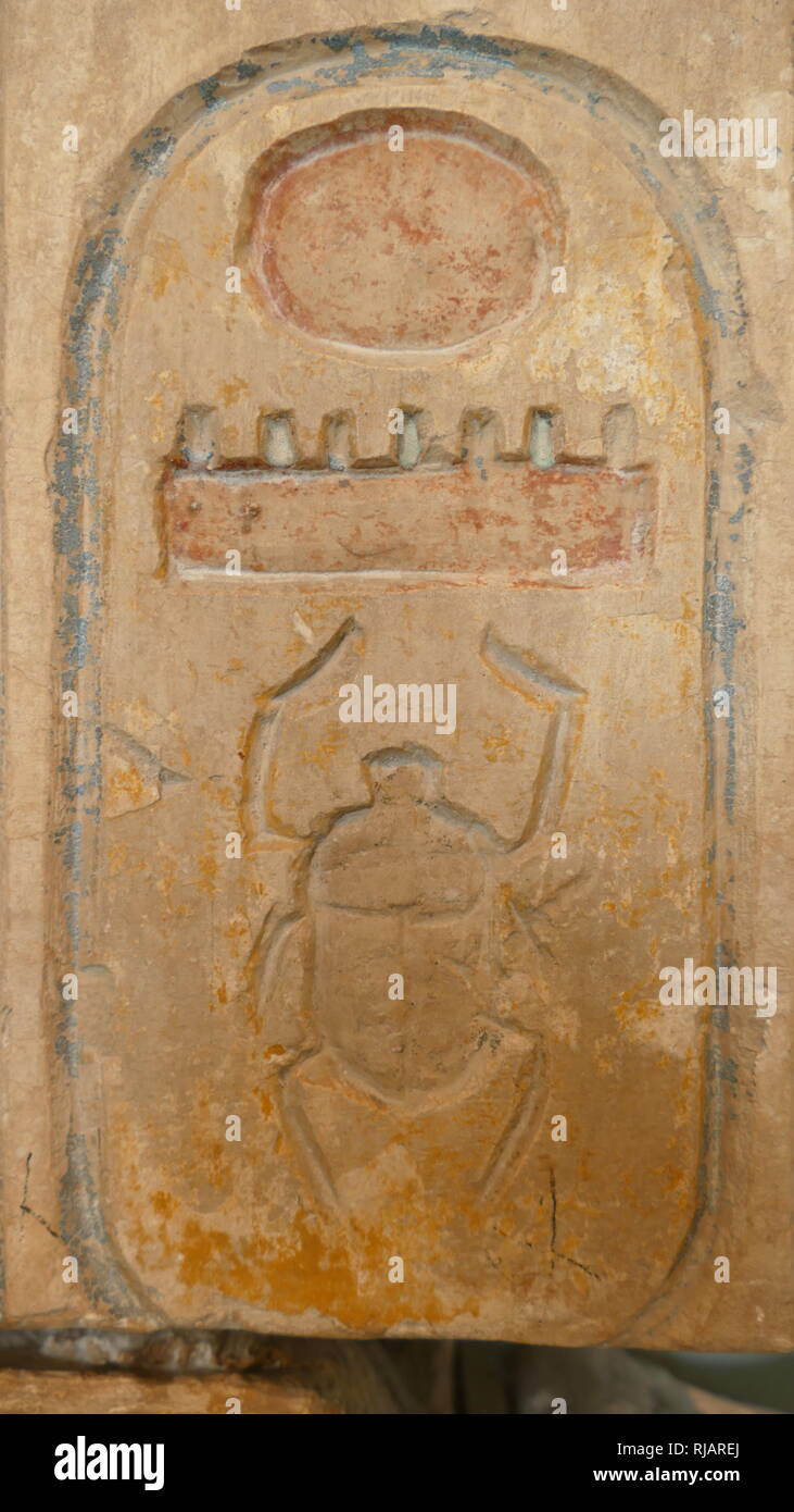 Kartusche aus dem Kalkstein, König - Liste, bestehend aus 34 Namen. 19. Dynastie, 1250 v. Chr. (C) aus dem Tempel von Ramses II. in Abydos. Die Abydos König Liste, auch als die Abydos Tabelle genannt, ist eine Liste mit den Namen der 76 Könige des alten Ägypten, gefunden auf einer Wand der Tempel von Seti I in Abydos, Ägypten. Es besteht aus drei Reihen von 38 Kartuschen (Grenzen umschließen den Namen von einem König) in jeder Zeile. Stockfoto