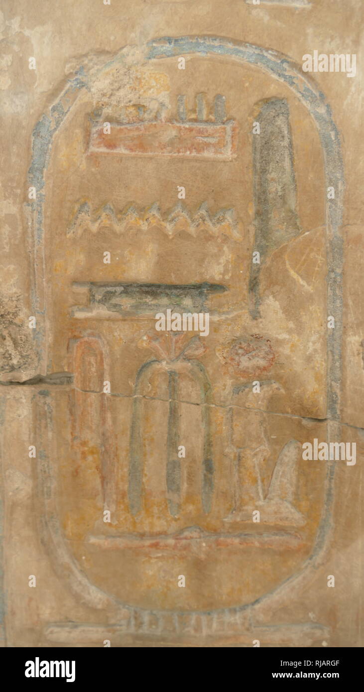 Kartusche aus dem Kalkstein, König - Liste, bestehend aus 34 Namen. 19. Dynastie, 1250 v. Chr. (C) aus dem Tempel von Ramses II. in Abydos. Die Abydos König Liste, auch als die Abydos Tabelle genannt, ist eine Liste mit den Namen der 76 Könige des alten Ägypten, gefunden auf einer Wand der Tempel von Seti I in Abydos, Ägypten. Es besteht aus drei Reihen von 38 Kartuschen (Grenzen umschließen den Namen von einem König) in jeder Zeile. Stockfoto