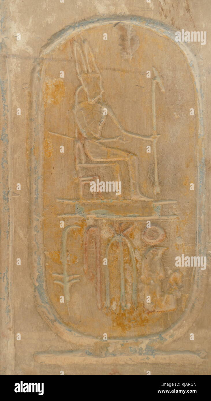 Kartusche aus dem Kalkstein, König - Liste, bestehend aus 34 Namen. 19. Dynastie, 1250 v. Chr. (C) aus dem Tempel von Ramses II. in Abydos. Die Abydos König Liste, auch als die Abydos Tabelle genannt, ist eine Liste mit den Namen der 76 Könige des alten Ägypten, gefunden auf einer Wand der Tempel von Seti I in Abydos, Ägypten. Es besteht aus drei Reihen von 38 Kartuschen (Grenzen umschließen den Namen von einem König) in jeder Zeile. Stockfoto