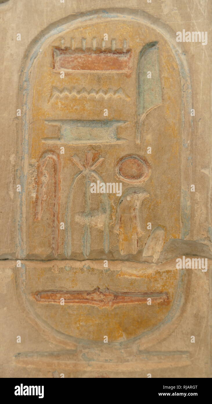 Kartusche aus dem Kalkstein, König - Liste, bestehend aus 34 Namen. 19. Dynastie, 1250 v. Chr. (C) aus dem Tempel von Ramses II. in Abydos. Die Abydos König Liste, auch als die Abydos Tabelle genannt, ist eine Liste mit den Namen der 76 Könige des alten Ägypten, gefunden auf einer Wand der Tempel von Seti I in Abydos, Ägypten. Es besteht aus drei Reihen von 38 Kartuschen (Grenzen umschließen den Namen von einem König) in jeder Zeile. Stockfoto