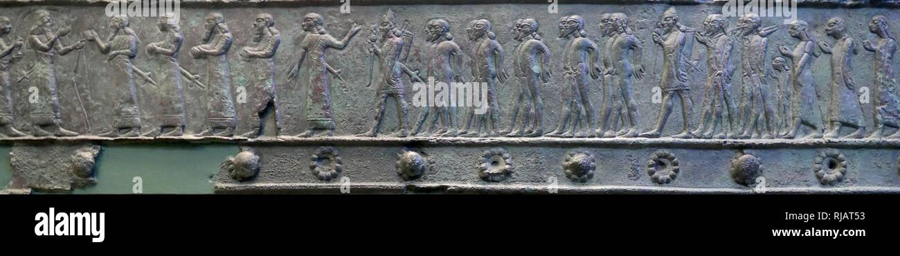 Relief gegossen in einem bronzenen Band aus den Balawat Tore. Antike Balawat (Imgur-Enlil), dating zu den Herrschaften von ASSURNASIRPAL II. 883-859 v. Chr.) und Salmanassar III (r. 859-824 v. Chr.). Die umfangreiche Verwendung von Erzählkunst, die Heldentaten der assyrischen Könige hat ihre Position gefestigt, wie einige der wichtigsten überlebenden Kunstwerke des neuassyrischen Reiches, vergleichbar mit dem umfangreichen Assyrian palace Reliefs. Wenn die neuassyrischen Reiches in Balawat 614-612 v. Chr. fiel, wurde zerstört. Stockfoto