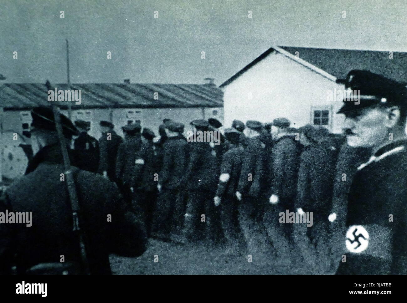 Geben Sie Häftlinge des Konzentrationslagers Dachau im Jahr 1933. Dachau war das erste der nationalsozialistischen Konzentrationslager in Deutschland eröffnet, die politischen Gefangenen zu halten. 1933 von Heinrich Himmler eröffnete sein Zweck war, erweiterten Zwangsarbeit und schließlich, die Inhaftierung von Juden, Deutschen und Österreichischen Verbrecher gehören Stockfoto