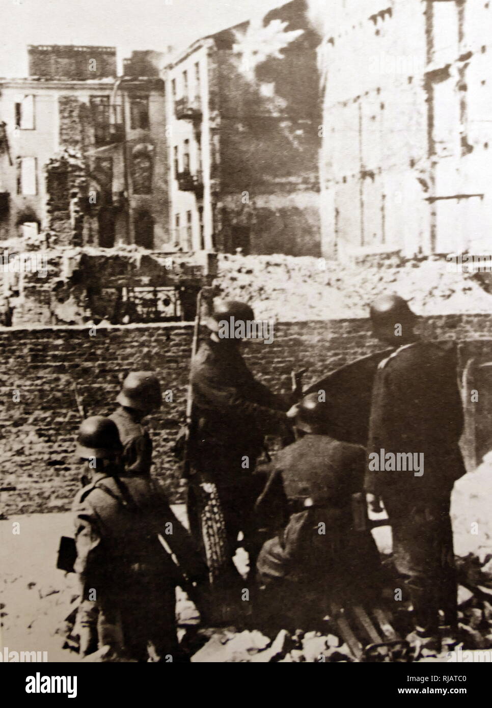 Deutsche Truppen beteiligen sich an der Zerstörung aus dem Warschauer Ghetto 1943. Das Warschauer Ghetto war das größte jüdische Ghettos im nationalsozialistisch besetzten Europa während des Zweiten Weltkrieges. Es wurde von den deutschen Behörden zwischen Oktober und November 16, 1940 gegründet; Es waren über 400.000 Juden dort inhaftiert. Im April 1943, NS-Truppen in das Ghetto. Sie systematisch verbrannt und sprengten das Ghetto Gebäude, Satz für Satz, bis Rundung oder jemanden ermorden Sie einfangen konnten. Erheblichen Widerstand endete am 28. April, Stockfoto