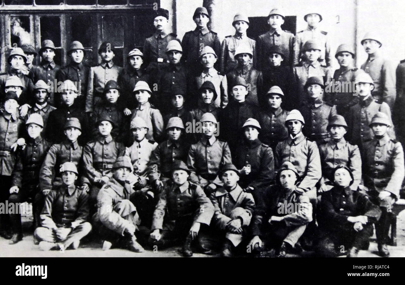 Palästinensischen jüdischen Schüler der Gymnasien Herzliya, Absolvent als Soldaten in das ottomanische türkische Armee im Jahr 1914. Der Herzliya Herzliya hebräische Gymnasium (Gymnasien), ist eine historische High School in Tel Aviv, Israel. Die Schule wurde im Jahre 1905 im Osmanischen gegründet - kontrollierte Jaffa. Gymnasien Herzliya war des Landes erste Hebräisch an der High School. Stockfoto