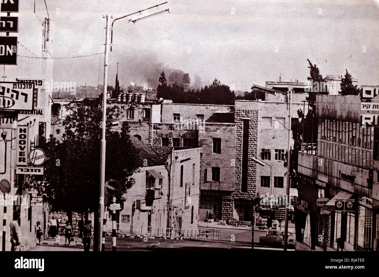 Rauch auf die Skyline der Stadt, wie die israelischen Streitkräfte in Ost Jerusalem voraus, während der sechs Tage Krieg 1967 Stockfoto