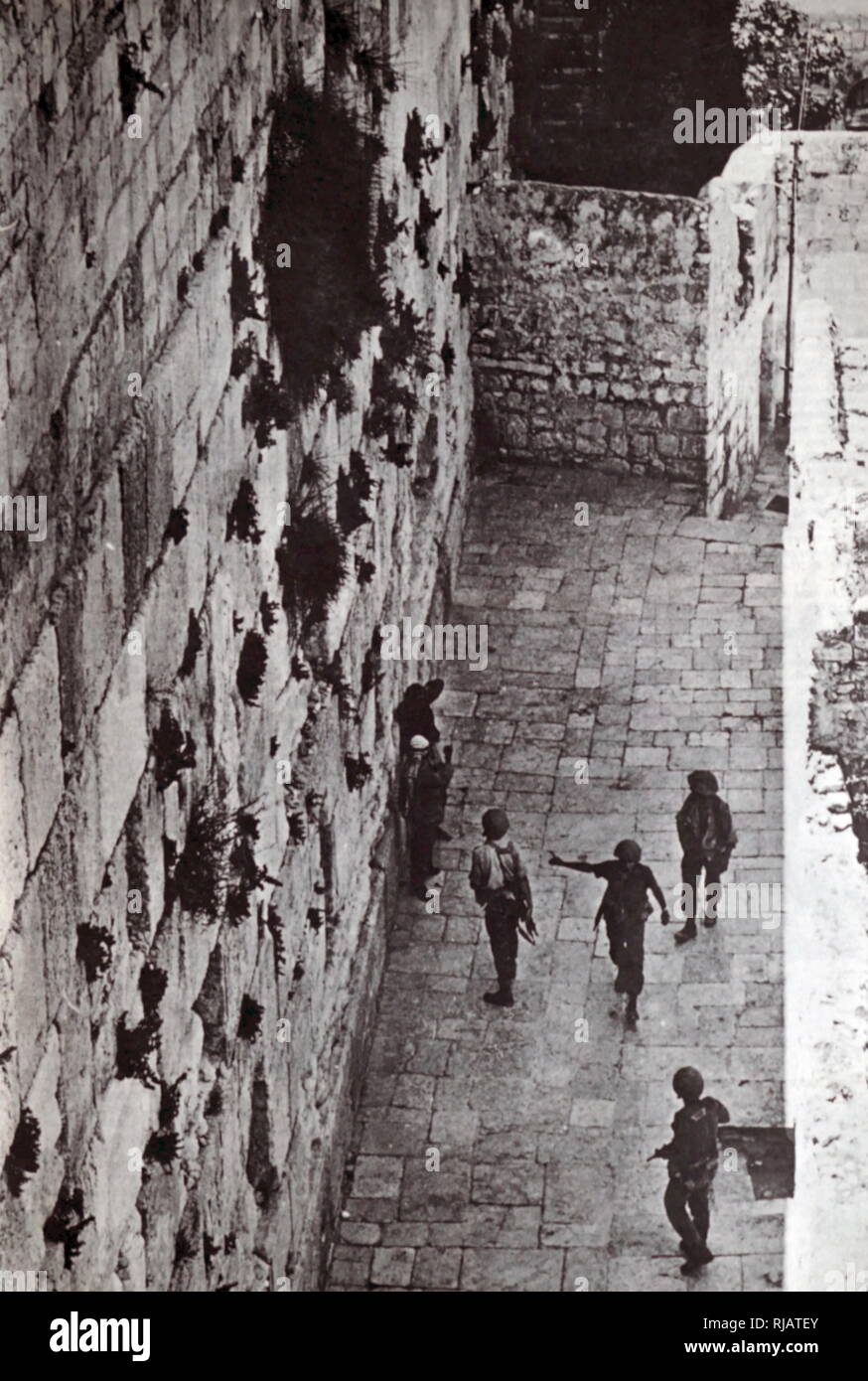Die israelischen Streitkräfte erreichen die Westliche Mauer in Jerusalem nach der Erfassung von Ostjerusalem während der sechs Tage Krieg, 1967 Stockfoto