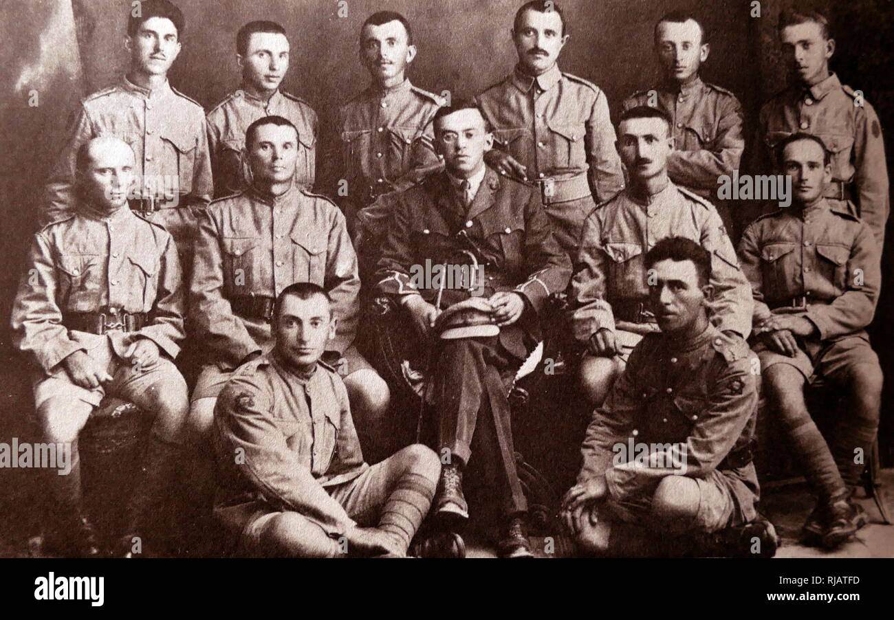 Ze'ev Jabotinsky, (1880-1940), mit Soldaten der jüdischen Legion, Herbst 1918. Jabotinsky war ein russisch-jüdischen Revisionistische zionistische Führer, Autor, Dichter, Redner, Soldat und Gründer der Jüdischen Selbstverteidigung Organisation in Odessa. Mit Joseph Trumpeldor war er an der Gründung der jüdischen Legion der Britischen Armee im Zweiten Weltkrieg. Später gründete er verschiedene jüdische Organisationen im damaligen Palästina, einschließlich Beitar, HaTzohar und die Irgun Stockfoto