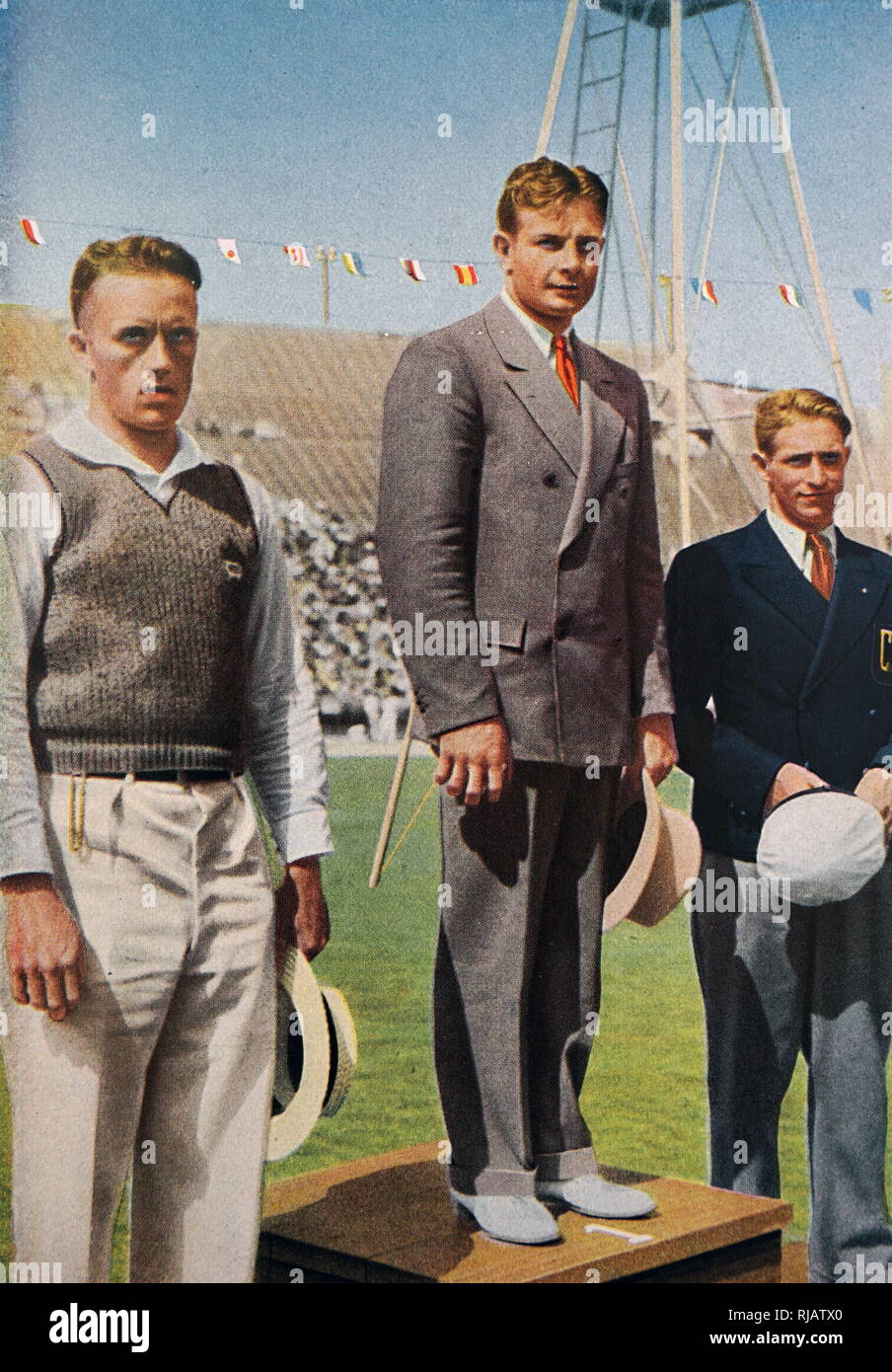 Foto, das Podium für die Decathlon während der Olympischen Spiele 1932. Jim Bausch (1906 - 1974) für die USA die Goldmedaille. Akilles 'Aki' Eero Johannes Järvinen (1905 - 1943) Für Finnland nahm Silber. Wolrad Eberle (1908-1949) Bronze für Deutschland nahm. Stockfoto