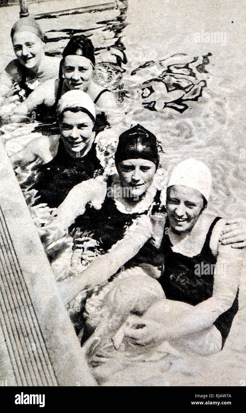 Foto der Holländischen Mannschaft Schwimmen der Frauen bei den Olympischen Spielen 1932. Von letf nach rechts, den Ouden, Vierdag, Ladde, Philipson-Braun und Oversloot. Stockfoto Foto der Holländischen Mannschaft Schwimmen der Frauen bei den Olympischen Spielen 1932. Von letf nach rechts, den Ouden, Vierdag, Ladde, Philipson-Braun und Oversloot. Stockfoto