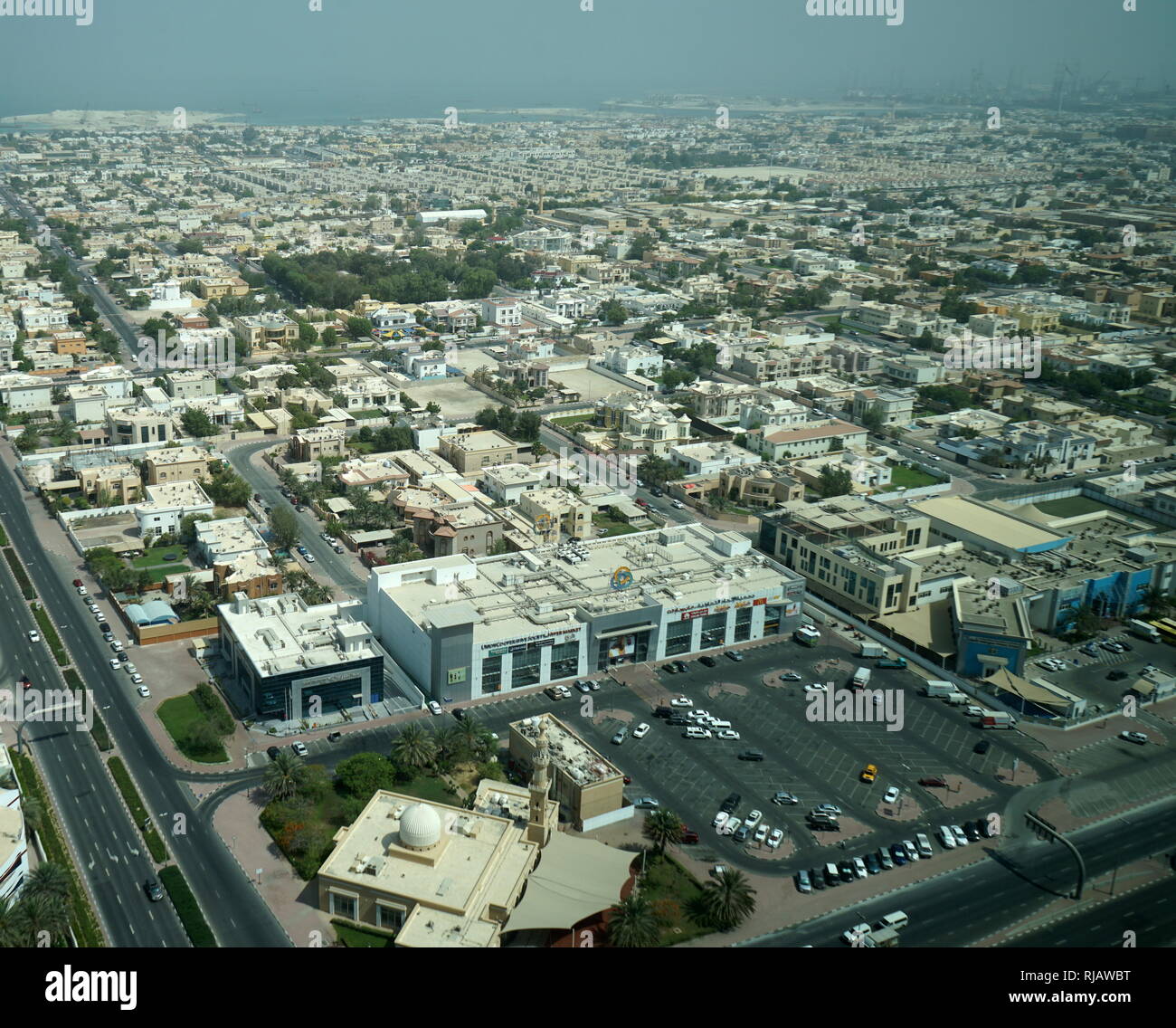 Dubai ist die größte und bevölkerungsreichste Stadt in den Vereinigten Arabischen Emiraten (VAE). Es befindet sich an der südöstlichen Küste des Persischen Golf gelegen und ist die Hauptstadt des Emirats Dubai, einem der sieben Emirate, die das Land machen. Dubai entstand als eine globale Stadt und Wirtschaftszentrum des Nahen Ostens. Stockfoto