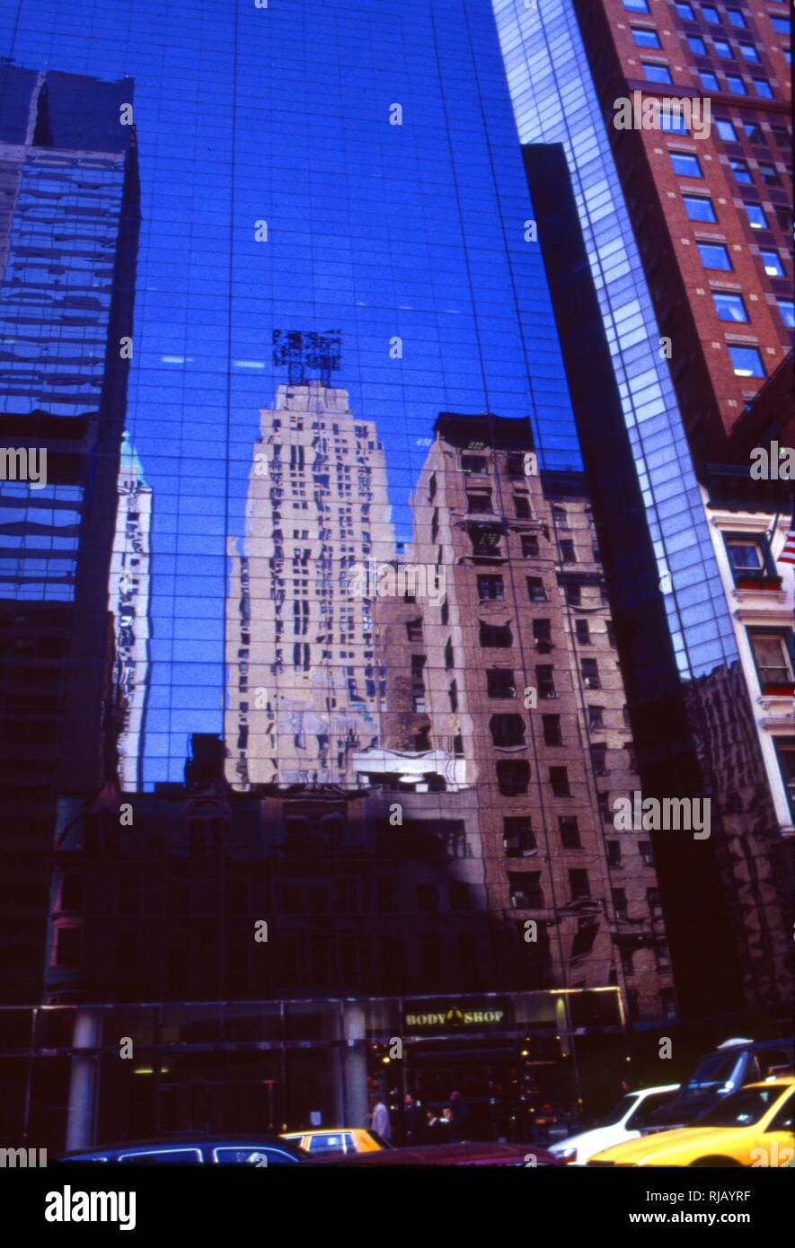 Reflexionen in New Yorker Wolkenkratzer Windows. 2000 Stockfoto