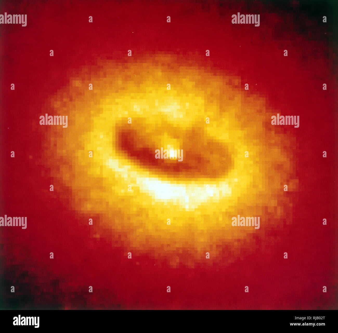 Galaxie NGC 4261; Hubble Space Telescope Bild 1992, zeigt eine riesige Festplatte aus kaltem Gas und Staub tanken ein schwarzes Loch im Zentrum der Galaxie. Geschätzte 300 Lichtjahre über zu werden, ist die Diskette Trinkgeld genug (ca. 60 Grad) Astronomen mit einem klaren Blick auf die hellen Nabe, die vermutlich Häfen das Schwarze Loch. Stockfoto Galaxie NGC 4261; Hubble Space Telescope Bild 1992, zeigt eine riesige Festplatte aus kaltem Gas und Staub tanken ein schwarzes Loch im Zentrum der Galaxie. Geschätzte 300 Lichtjahre über zu werden, ist die Diskette Trinkgeld genug (ca. 60 Grad) Astronomen mit einem klaren Blick auf die hellen Nabe, die vermutlich Häfen das Schwarze Loch. Stockfoto