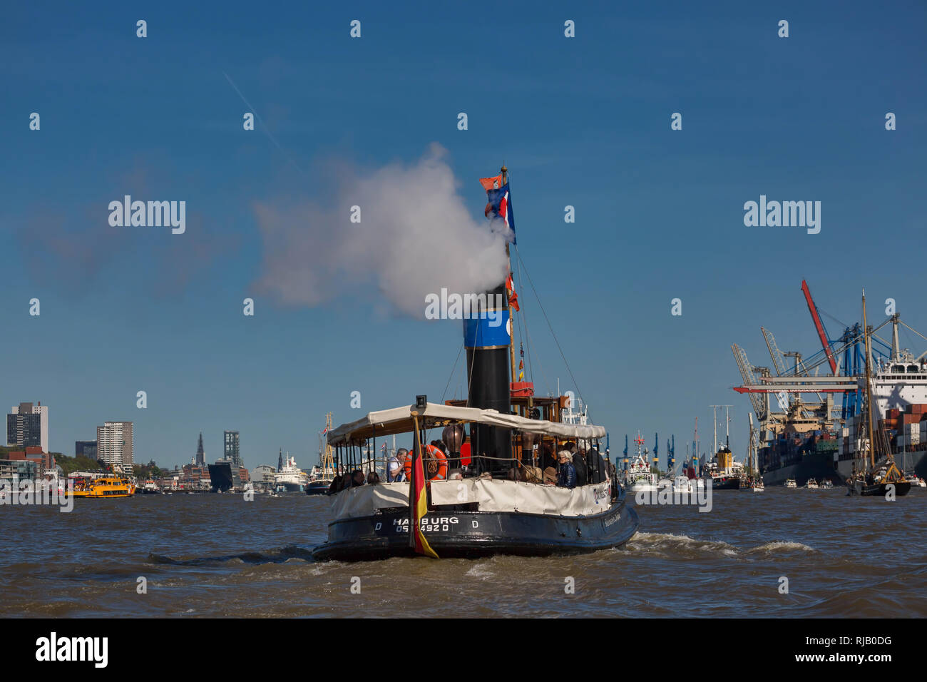 Historischen Dampfschiff auf der Elbe in Hamburg während der Hafen Geburtstag Stockfoto