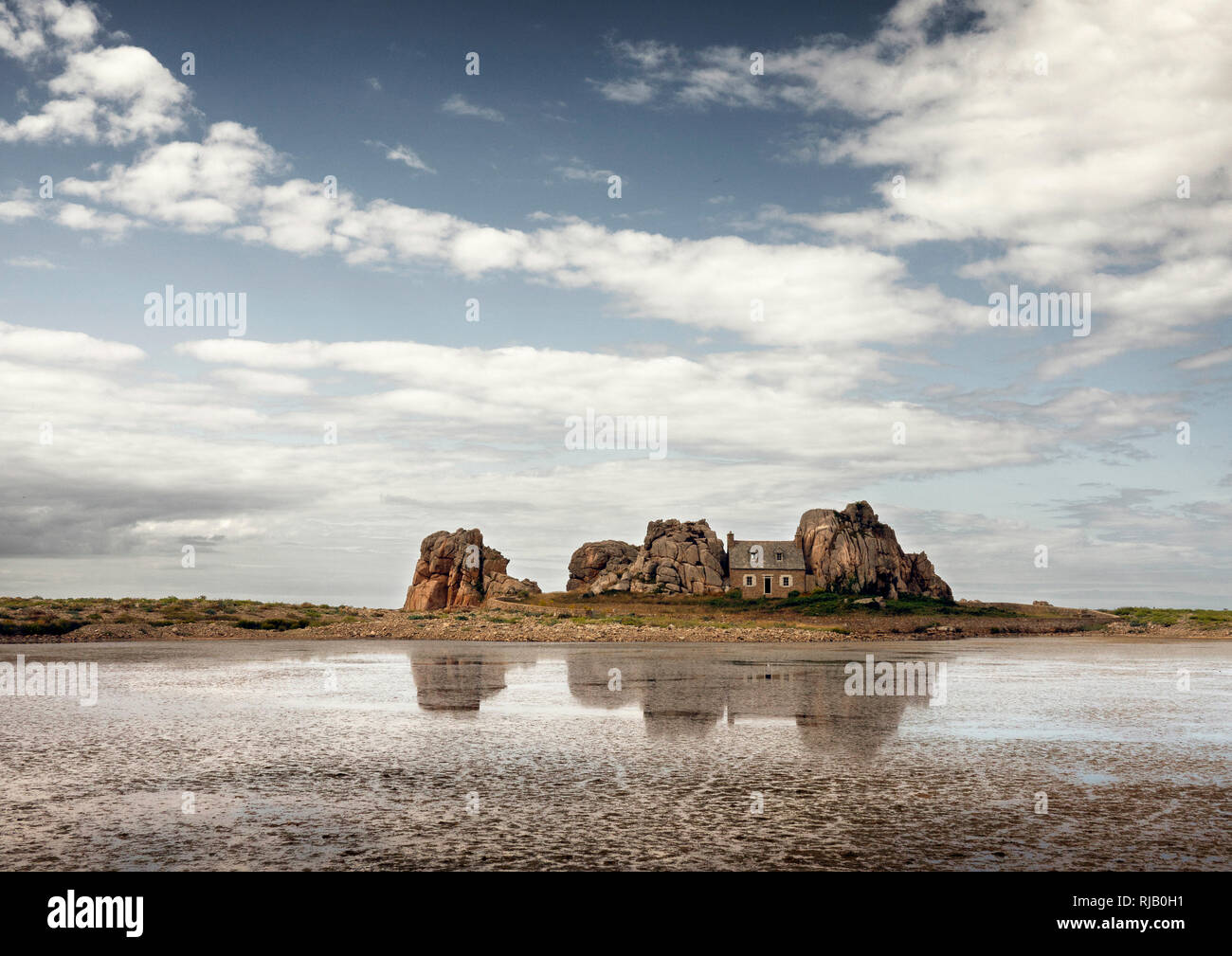 La Maison Du Gouffre, berühmtes Haus zwischen den Felsen auf der Halbinsel von Pleubian, Bretagne Stockfoto