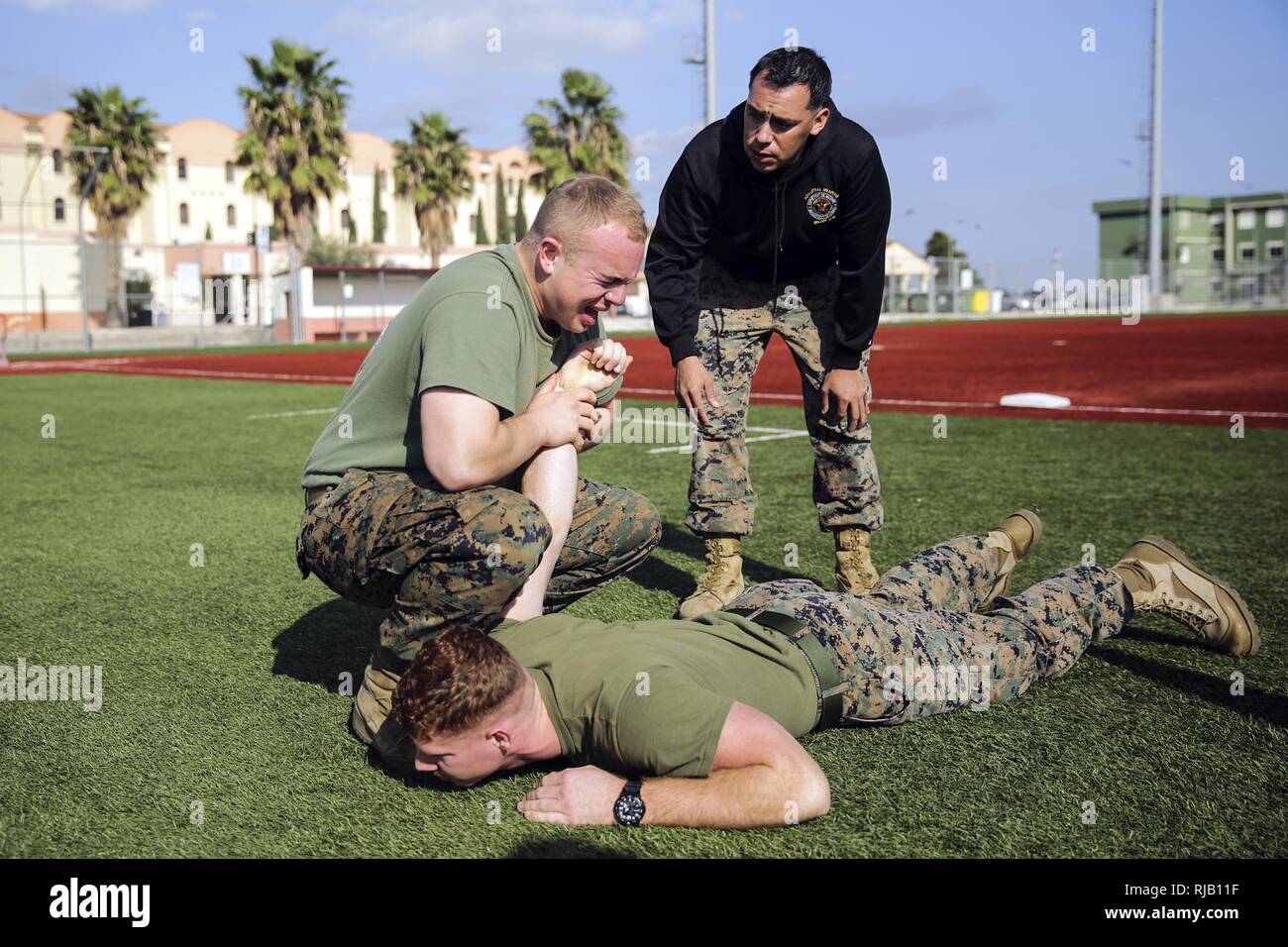 SA Alexander Varner, einem religiösen Programm Spezialist mit Special Purpose Marine Air-Ground Task Force Krise Response-Africa, führt eine mechanische ADVANTAGE -Steuerung hält nach OC Spray während nicht-tödliche Ausbildung bei Naval Air Station Sigonella, Italien, November 2, 2016. Marines abgeschlossen eine Woche nicht-tödlichen Verlauf, der Taser Ausbildung, OC Belichtung und riot control Team Taktik. Stockfoto