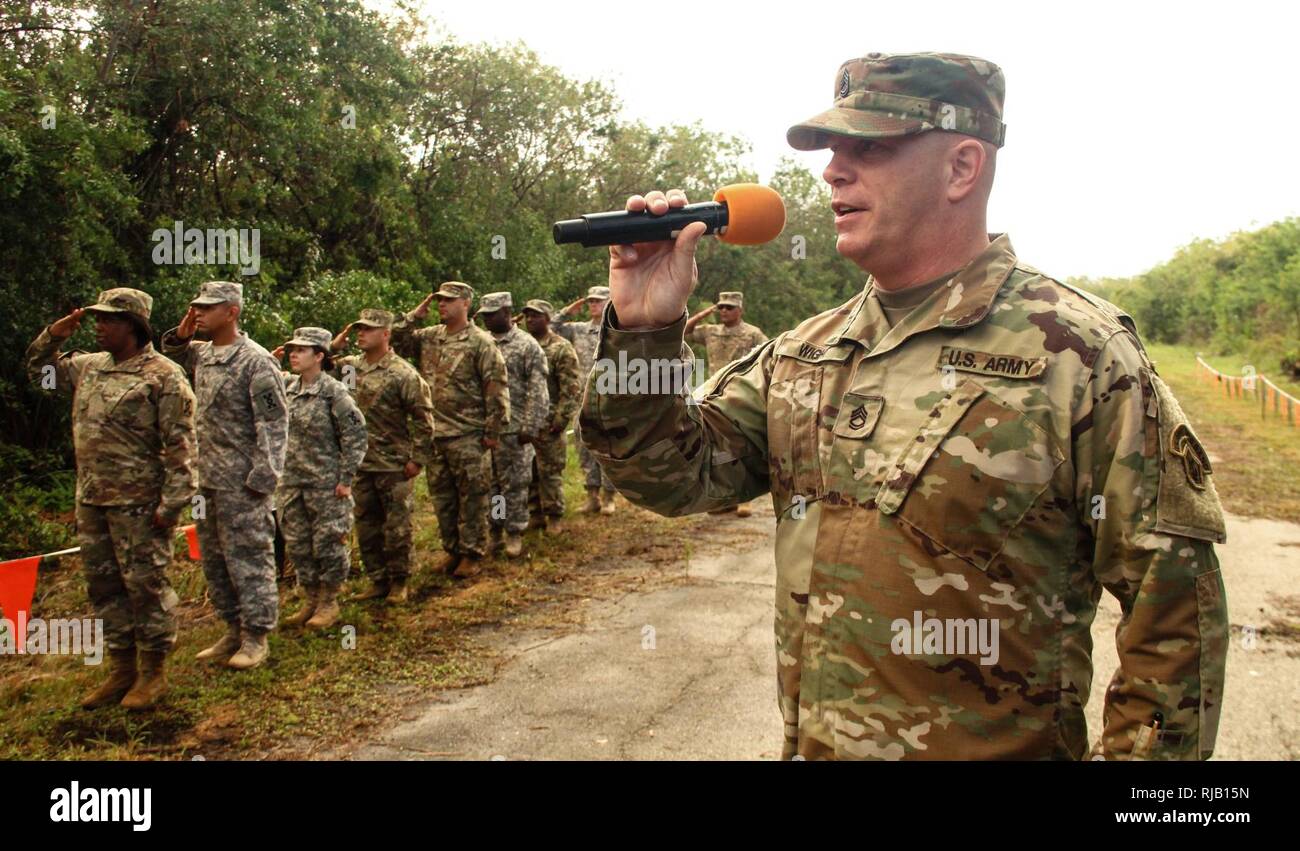 Armee Sgt. 1. Klasse Randall B. Wight, Sänger, U.S. Army Feld Band, singt die Star-Spangled Banner während der Eröffnungsfeier für die Harten Mudder Endurance Challenge Nov. 5, 2016, in Palm Bay, Fla. Wight, ein Eingeborener von Syracuse, New York, ist seit mehr als 20 Soldaten der 143. sustainment Command (Auslandseinsätze), die moralische Unterstützung für Tausende von harten Mudder Herausforderer, brüllte ein herausfordern, "Hooah", bevor der Ladevorgang über den Start ihrer 11 Meile Trek mit einzigartig Hindernisse mit Schlamm, Seile, Folien, Tunnel und sogar spannungsführenden Leitungen ausgelegt gestreut zu beginnen. Stockfoto